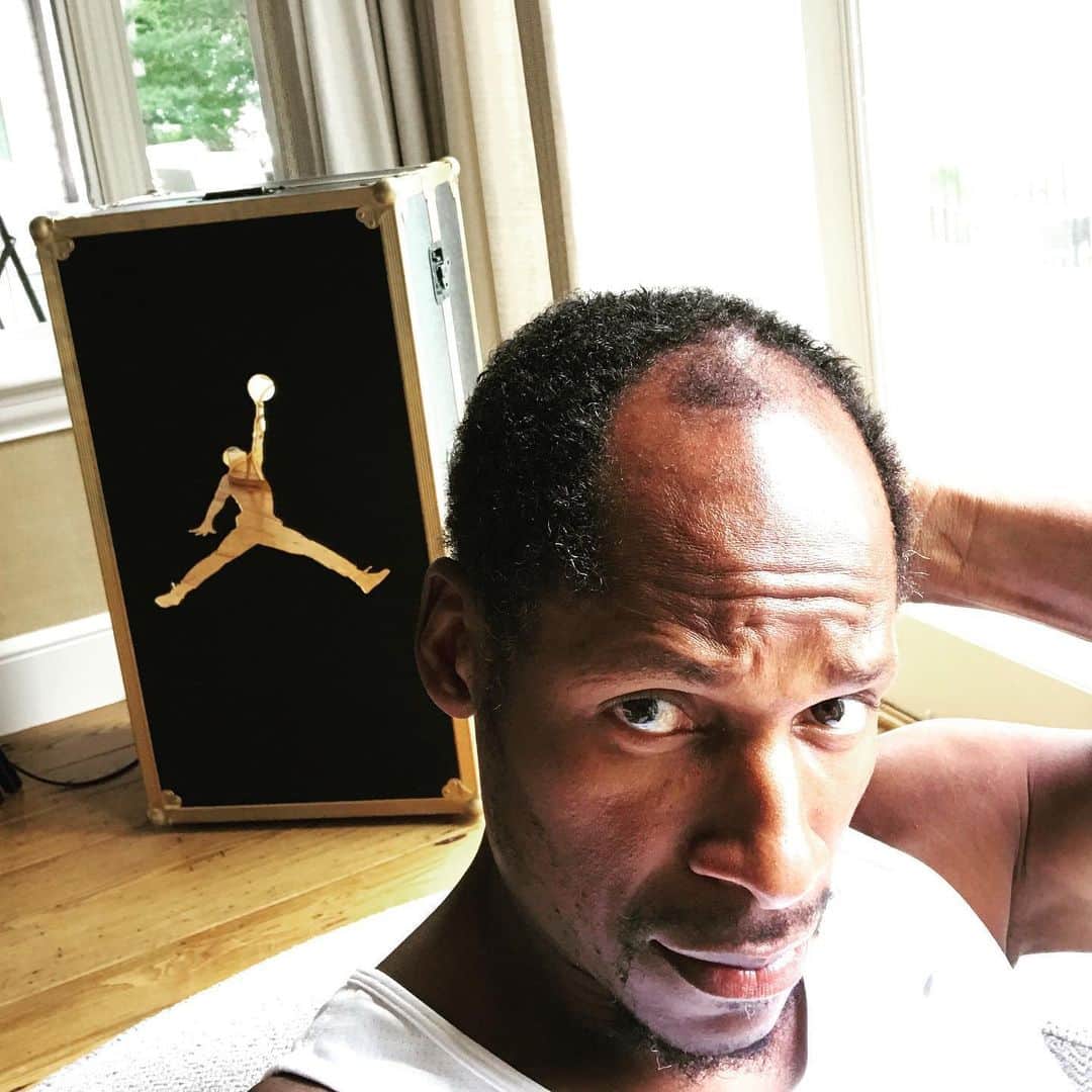 のインスタグラム：「The last time I cut my hair it was the second week of March. Since then, 7.5 million people around the world have contracted covid-19 and 420,000 people have died. In the U.S. alone over 2 million have contracted the coronavirus and a bit under 116,000 have died. The virus is still deadly and due to some questionable choices in leadership the virus is still taking lives. So, as we all have been in doors trying to #flattenthecurve George Floyd, a black man in Minnesota was murdered by 4 police officers in broad daylight for all to see. So, if some of you are like me I was very angry, sad and disappointed. I had all these thoughts in my head; would I catch the Rona or would someone call the police on me for something so small that could lead to me getting shot by a police officer? I would like to tell you that all this stress caused me to pull my hair out but nope I'm just one of the unlucky men that goes bald later in life. So this is my last picture and I am gonna take the clippers to my dome and end my #georgejeffersonchallenge As I am cutting my hair I will be getting rid of all of the angst that I have felt over the last three months. It doesn't mean that our problems are over with, it means that I will no longer let them control my emotions negatively.  Every event that we experience we all have a choice of how it will affect us. We can commit to the problem by talking about it incessantly, staying angry and pointing fingers or we can commit to the solution and not give up until there is real change, and real change does not happen over a week or a month of protest's. November is coming everyone and we need to keep this same energy, we need to remember how we felt when @nfl players were called sonsofbitches, when African countries were called shit hole countries and when countless black men and women were killed and every one of the perpetrators got off. We need a change in a bad way people, Not only as a country but locally as well.  The change we need to see in America is about each one of you speaking truth to power. Commit to finding a solution to our problems and stop telling us that we don't have a problem. #blacklivesmatter #wecan #change #haircut」