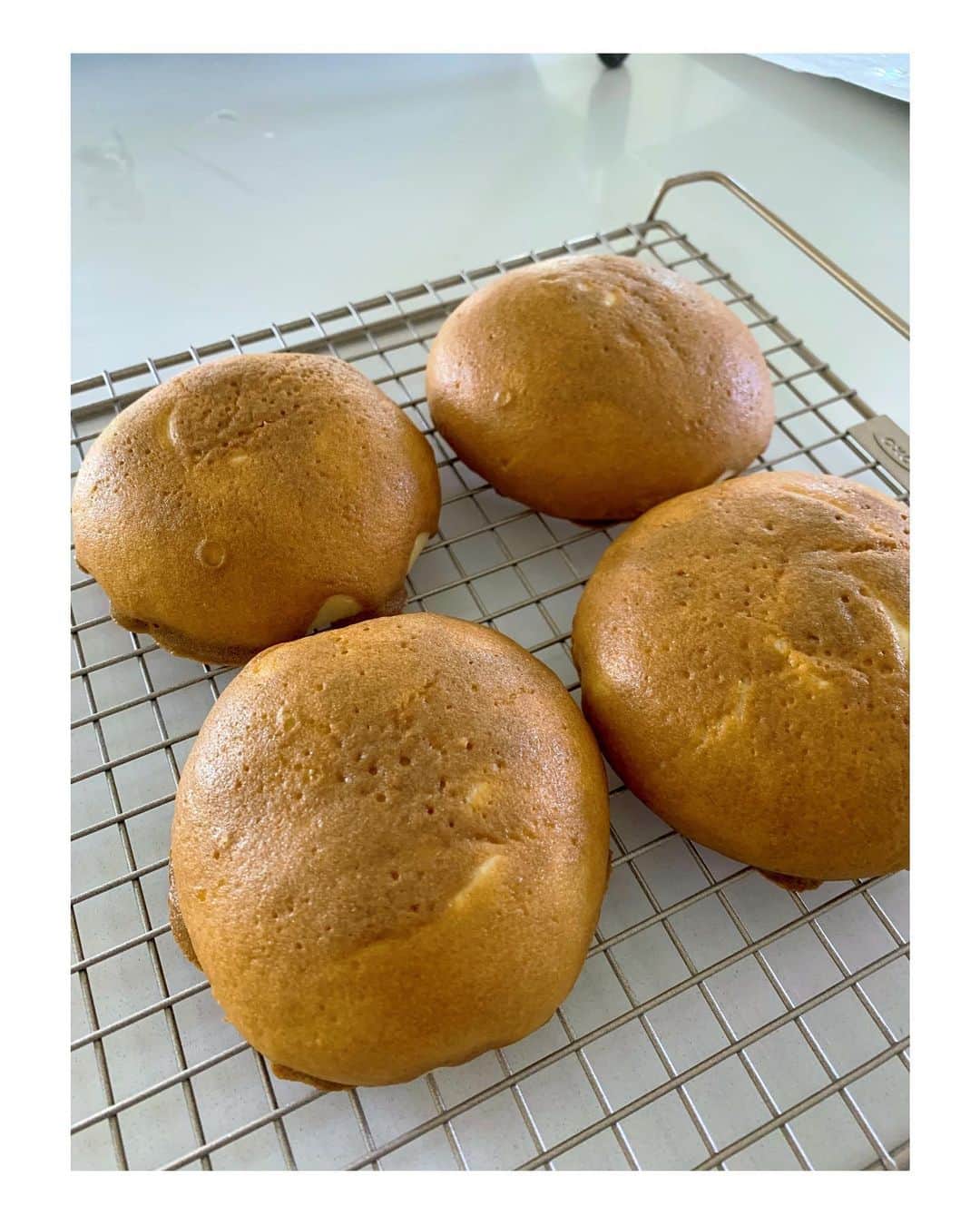ハー・ミジョンさんのインスタグラム写真 - (ハー・ミジョンInstagram)「엄마가 좋아하시는 커피번 만들었습니다 Made coffee bun for my mom🙈 #홈베이킹 #커피번」6月12日 5時18分 - mi_jung1205