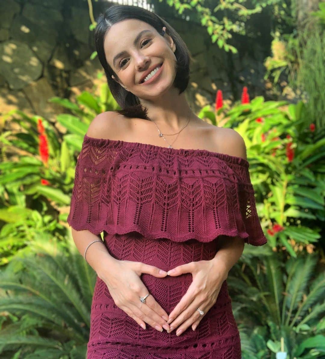 ステファニー・ブリットのインスタグラム：「Taaaaanto amor aqui dentro!!!! ❤️ E a cara de boba da mamãe? Estou mesmo! De gratidão e de amor!! Sempre me imaginei vivendo esse momento, mas estar realmente vivendo de fato, sentindo meu filho chutar (mto fraquinho mas já sinto) é algo inexplicável! Me pego sorrindo do nada, emocionada qdo começo a pensar em várias situações q vamos passar juntos, em pensar ele nos meus braços, em imaginar o Igor completamente doido de amor por esse neném! 💙 Meu filho vc já é tão amado!!!」