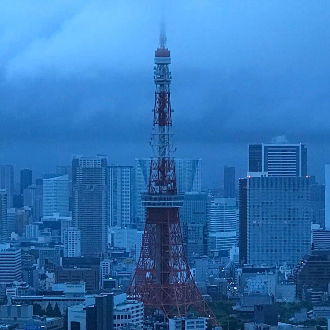 のインスタグラム：「Good morning! この光景が見えるところに帰ってきました。間も無くお耳に👂かかります！」