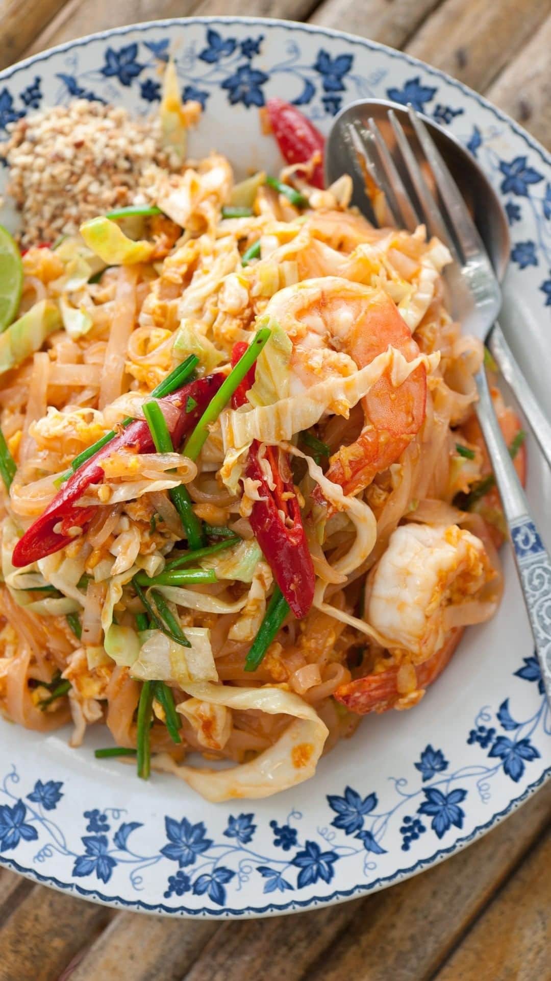 Lonely Planetのインスタグラム：「Learn how to make delicious pad thai with our travel kitchen series. This stir-fried rice noodle dish is commonly served as a street food and at most restaurants in Thailand.」