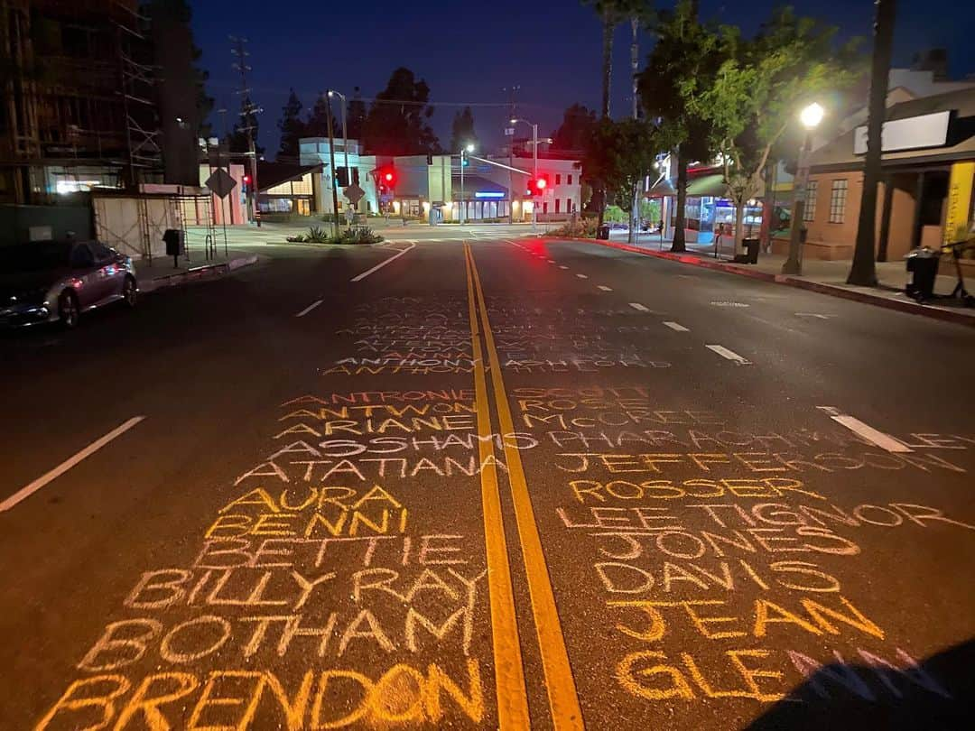 ジャネル・パリッシュさんのインスタグラム写真 - (ジャネル・パリッシュInstagram)「Proud of my city. Stumbled across this list of victims of police brutality beautifully memorialized in the street today. Names drawn, lives celebrated. Let’s honor and remember them. Let’s do better by them. #saytheirnames #blacklivesmatter」6月12日 5時51分 - janelparrish