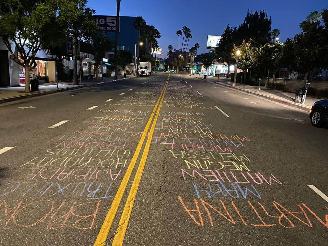 ジャネル・パリッシュさんのインスタグラム写真 - (ジャネル・パリッシュInstagram)「Proud of my city. Stumbled across this list of victims of police brutality beautifully memorialized in the street today. Names drawn, lives celebrated. Let’s honor and remember them. Let’s do better by them. #saytheirnames #blacklivesmatter」6月12日 5時51分 - janelparrish