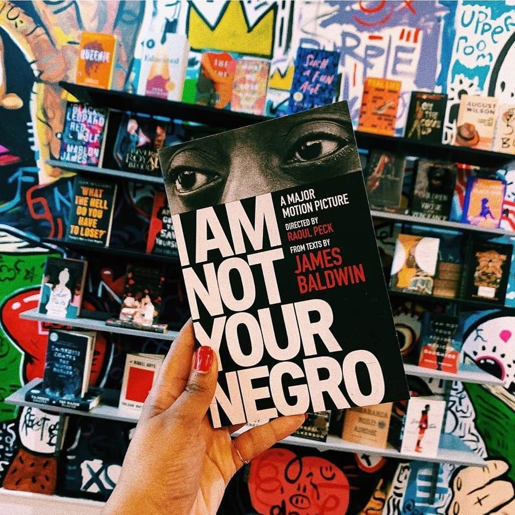 ELLE Magazineさんのインスタグラム写真 - (ELLE MagazineInstagram)「What good is your antiracist reading list if you’re withholding money from the very people you’re attempting to support? Link in bio for 16 Black-owned bookstores to shop from today and every day. #regram @semicolonchi」6月12日 5時54分 - elleusa