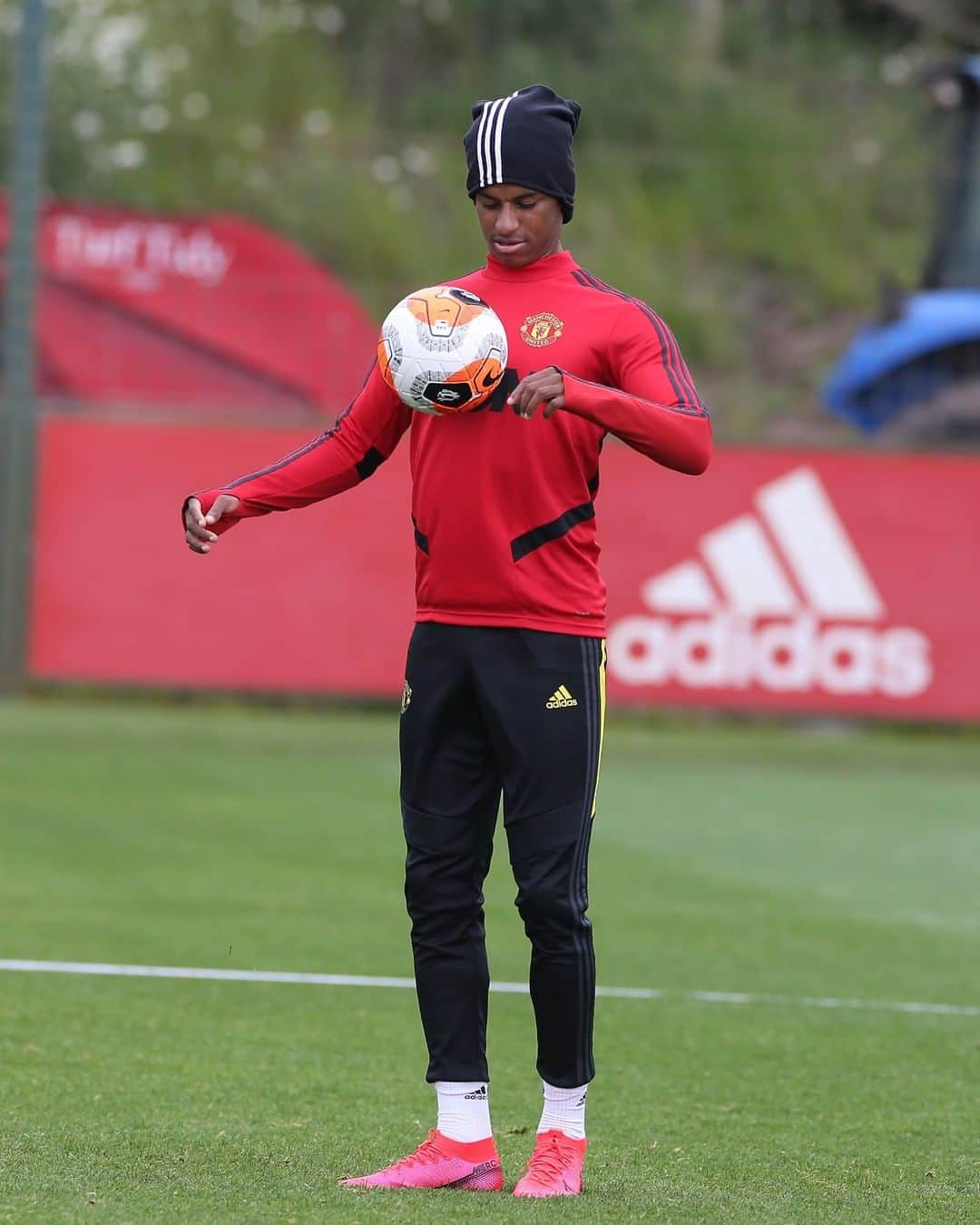 マンチェスター・ユナイテッドさんのインスタグラム写真 - (マンチェスター・ユナイテッドInstagram)「Just give him the ball and he'll be happy 😊 #MUFC #Rashford」6月12日 6時03分 - manchesterunited