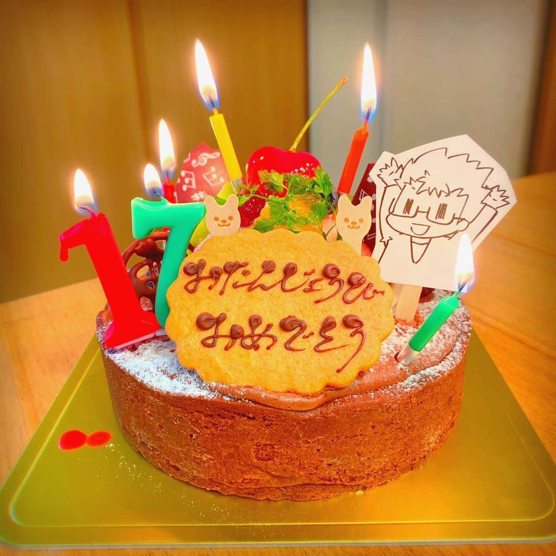 ガッチマンのインスタグラム：「2020年は人生で1番多くの人に祝われた誕生日だった。 年齢的にもお祝いされる歳でもなく、数年前から嬉しいよりも気恥ずかしい気持ちの方が勝っていたが、流石にここまで多くの人から祝福を貰えて素直に嬉しかった。  夕飯はカレーライスだったが、家族がケーキを買いに行ってくれている間に前日食べ損ねたカツを揚げてカツカレーにしてみました。カツカレーは最強同士の組み合わせだと思う。  実況者同士、逆に近過ぎてなかなか素直に祝福するような仲ではなくなったが、例年続いている誕生日画像再利用ネタは、皆んなも楽しめる鉄板ネタになったのはとても嬉しく思います。  家族のみんな、友人のみんな そして全ての皆様へ、本当にありがとうございました。」