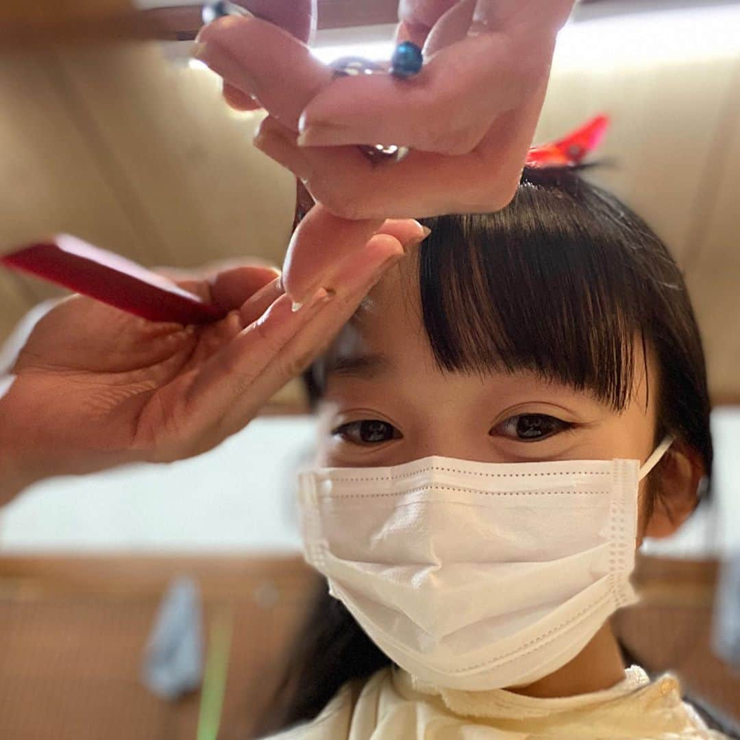 横溝菜帆さんのインスタグラム写真 - (横溝菜帆Instagram)「久しぶりに、美容室の日和さんに髪を切りに行きました☺️ ・ 軽くしたり整えたり、いつも長さはあまり変えません。 なので、ショートとかおかっぱとか、いつか思いっきり短く切ってみたいです✨ ・ 昔の電話が飾ってありました。 レトロな雰囲気がとても素敵です‼︎ とってもオシャレな美容室です✂︎✂︎ ・ ・ #日和 #久しぶりのカット #横溝菜帆」6月12日 17時07分 - y_naho_te