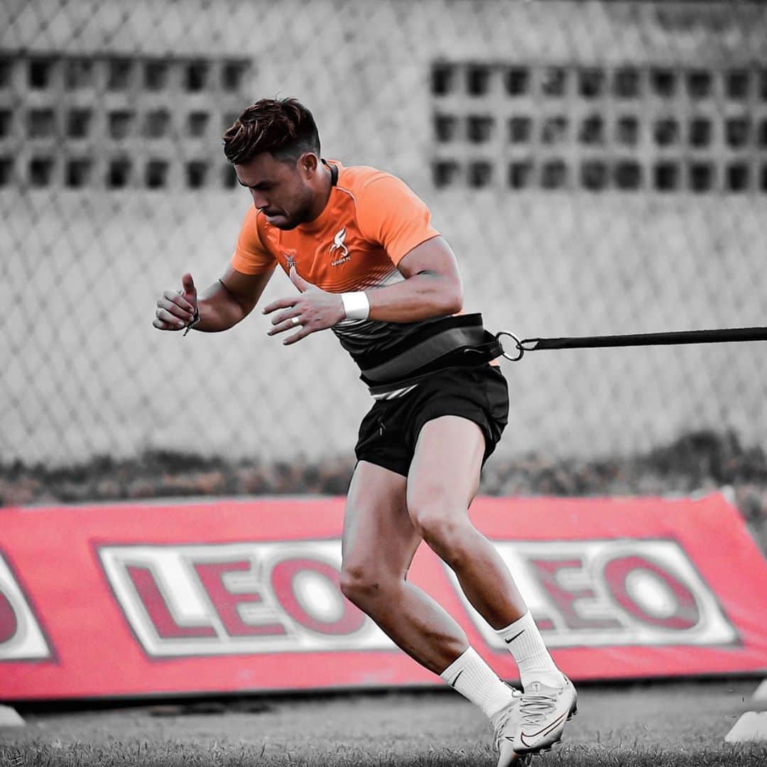 ヴィンセント・ケインのインスタグラム：「Pre Pre-season, good to be back on the pitch ❤️💪 #bangkokfc #preseason #kv11 #weback」