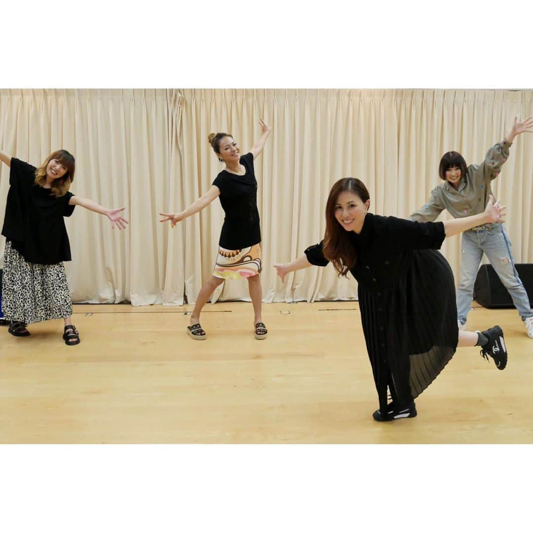 Minaさんのインスタグラム写真 - (MinaInstagram)「ソーシャルディスダンスを 保ちながら MAX集合です😆 ん… 何ヶ月振りだろうか… 3ヶ月振りだね〜 色々な事が 少しずつ 動き出しております😊  #max #25th #withコロナの生活 #きっと楽しい事が待ってるよ #max届け〜」6月12日 15時47分 - mina_1977