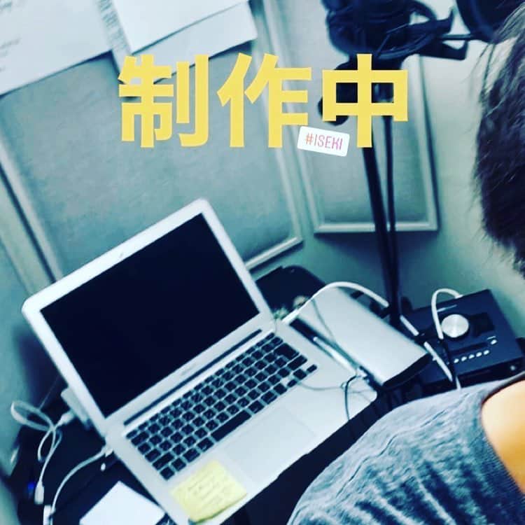 ISEKIのインスタグラム：「#ISEKI #楽曲　#制作中デス #髪の毛　#伸び過ぎ　#何とかしたい #みんなも　#良き1日を」