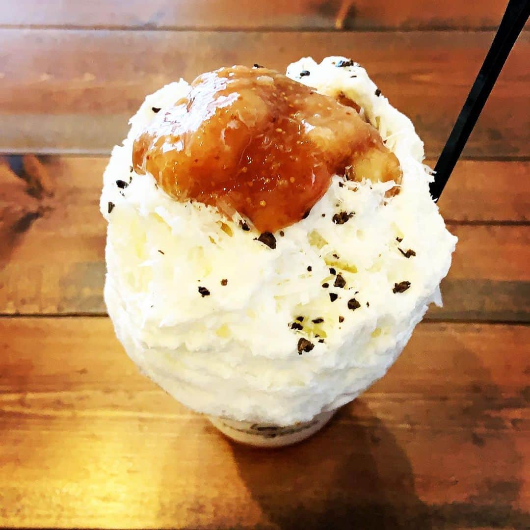 志摩有子さんのインスタグラム写真 - (志摩有子Instagram)「蒸し暑いのでおやつにかき氷。 かき氷の師匠　@yuki3_0228 ちゃんに 教えてもらったネコゴオリで いちじくオトナ ミルキーな氷といちじくのソースに生胡椒がピリッと効いてる。うんまーい。  #かき氷 #いちじくオトナ @necogoori」6月12日 15時59分 - ariko418