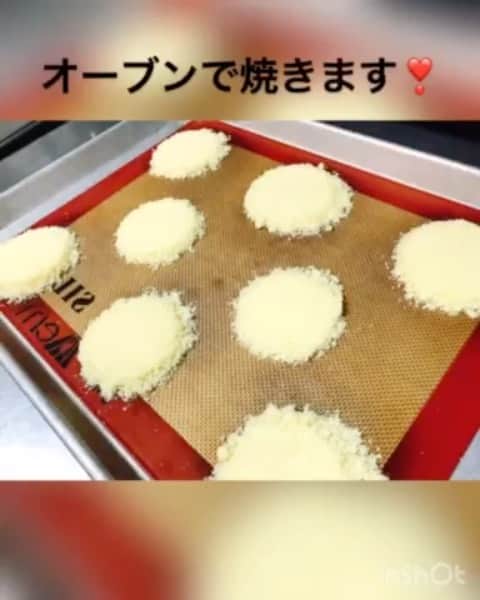のインスタグラム：「こんにちは✨ UMAMIバーガー青山店です👨🏻‍🍳💕 . ． ウマミバーガーの大人気メニュー 【🍔umami🍔】に入っている、、 ． ． 【🧀パルメザンフリコ🧀】 ． パルメザンチーズをオーブンで1枚づつパリパリに焼いています🔥 ． お肉のジューシーさと、 パルメザンフリコのパリパリで香ばしい風味がとてもマッチします🤤👍💕 ． 大人気メニュー【umami】をぜひ食べてみてください😆👍 一度食べたら絶対ハマりますよ〜🤤💕 ． ．  #umamiburgerjpn #umamiburger japan#umami#ウマミバーガー#ウマミバーガー ジャパン#ウマミバーガー青山店#ハンバーガー#ランチ#表参道#青山#渋谷#骨董通り#青山通り#ディナー#aoyama#shibuya#omotesando#原宿ランチ#表参道ランチ#シェイク#shake#カフェ#表参道カフェ」
