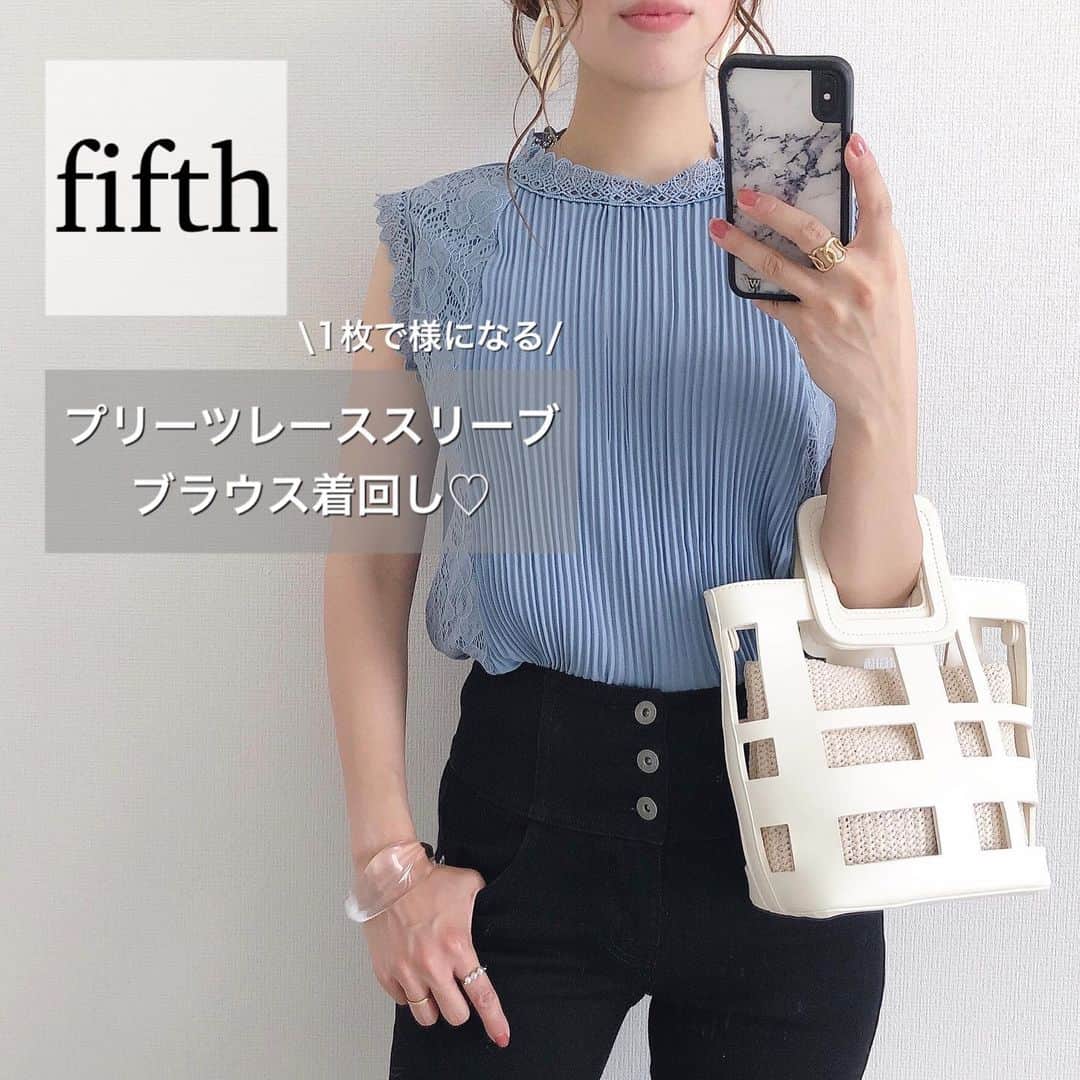 Miyoのインスタグラム：「2020.6.12 ・ 1枚で様になるレースブラウス♡ フロントのプリーツと袖口のレースが高見えします🥰 黒スキニーと白のワイドパンツを合わせてみました♡ ・ #プリーツレーススリーブブラウス　…#fifth#fifthtl#フィフス　@fifth_store スキニー…#heather ワイドパンツ…#hm #サマーインナーポーチ付きスクエアハンドルバッグ　…#EditSheen#エディットシーン　@editsheen_store サンダル…#GU#ジーユー イヤリング…#lavishgate クリアバングル…#stellarhollywood ・ ・ ・ #bag#バッグ#高身長コーデ#ブラウス#今日のコーデ#ワイドパンツ#スキニー#カジュアル#ママコーデ#ママファッション#GU コーデ#CHANEL#シャネル#プチプラコーデ#プチプラファッション#シンプルコーデ#大人カジュアル」