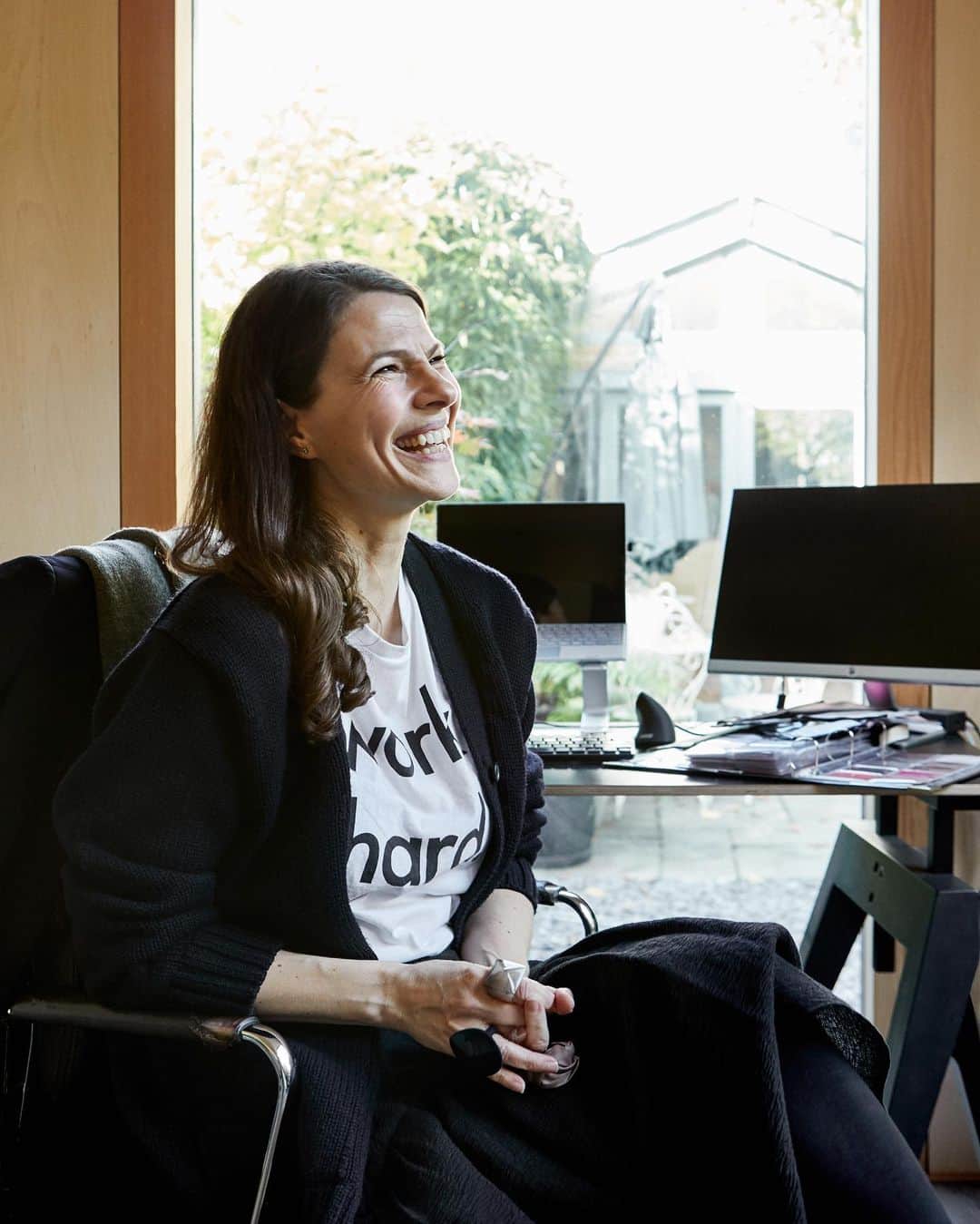 のインスタグラム：「Instagram takeover ✨ | Tune into our stories today for a snapshot into the life of super stylish @annaberkeleystyling | Anna worked as a womenswear buyer for @theofficialselfridges and @prada before retraining as a stylist, specialising in the rare art of Body Mapping | Follow the link in our bio to read Anna’s #IsolationInterview on our #Journal | #BodyMapping #PersonalShopper #WardrobeManagement #AnnaBerkeley #ConsciousFashion #LinkInBio #RupertSanderson」