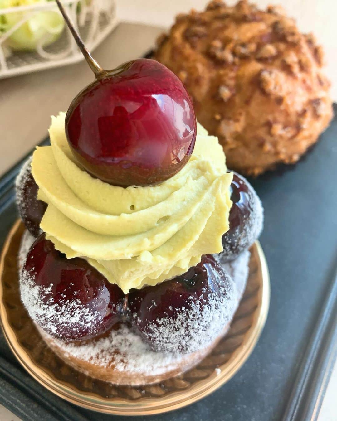 愛純もえりのインスタグラム：「久々の〜✨✨✨ . . アメリカンチェリーのタルト、 シュークリーム☕️ スイーツグラム、再開🎂」