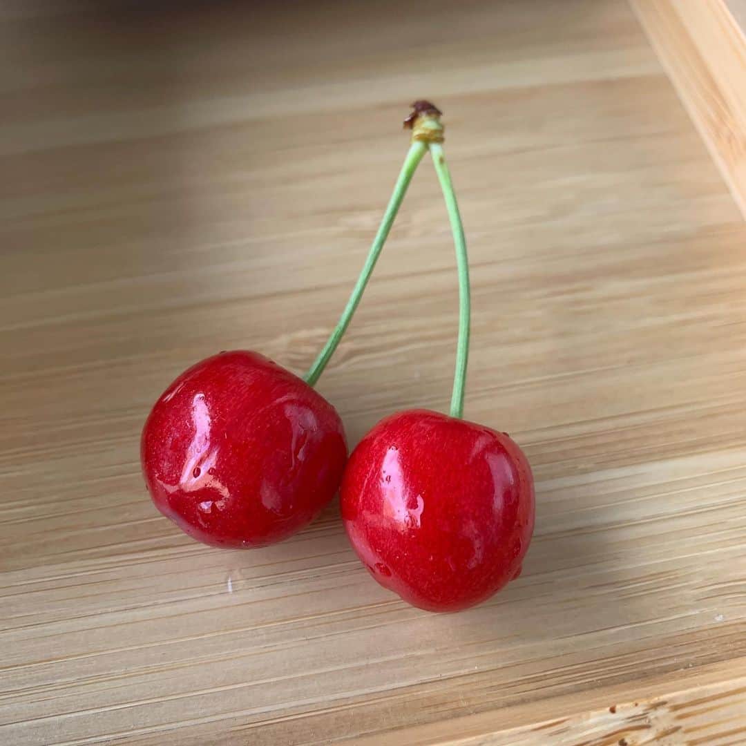 わちみなみさんのインスタグラム写真 - (わちみなみInstagram)「﻿ 高校からのともだちが﻿ 🍒をくれたので一緒に食べました😌﻿ ﻿ 絵みたいだよね﻿ ﻿ 昨日あついのにエアコンつけずに﻿ 寝ちゃって、ぼーっとします。﻿ みんな気をつけてね😖﻿ ﻿ エアコンは身体に悪いと思ってたけど﻿ 使った方が良い😂﻿ 東京暑い🤦‍♂️﻿ ﻿ #さくらんぼ﻿ #旬　かな」6月12日 16時25分 - wacchime
