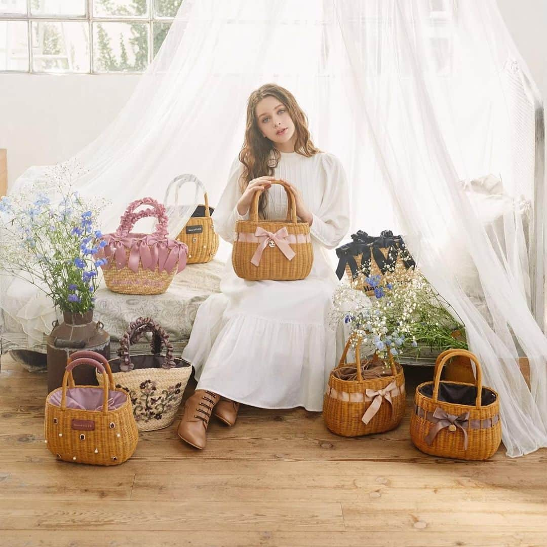 maisondefleur_pressさんのインスタグラム写真 - (maisondefleur_pressInstagram)「. Bonnes Vacances BasketBag...💐 . 公式ストライプクラブ、 ZOZOTOWNにてかごバッグが大好評販売中♪ . ビジューとパールがついた上品なバック、 刺繍とフリルで可愛く仕上げたバック、大きなリボンがコーディネートの アクセントにもなるデザインのかごバッグです . 浴衣と合わせてもぴったりなアイテム✨ . 全国ショップでも大好評販売中です！！ . ﻿﻿﻿﻿#maisondefleur #メゾンドフルール #frill #ribbon #girly #かごバッグ #カゴバッグ #ギフト #プレゼント #ビジュー #パール#おうち時間#夏アイテム#2020ss#夏バッグ #リボン好き #リボンバッグ#かご」6月12日 16時31分 - maisondefleur_press