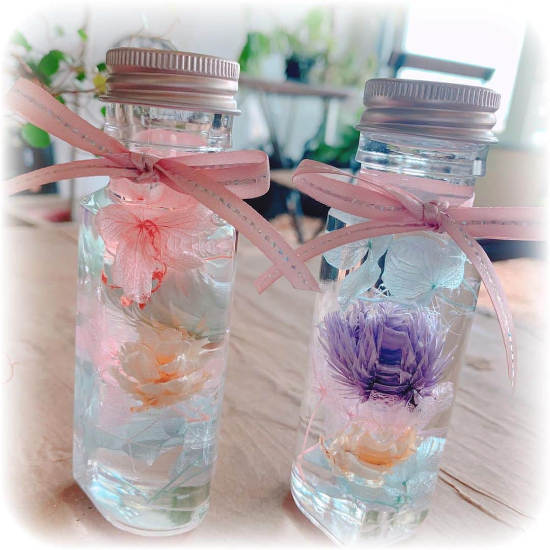 月宮まどかのインスタグラム：「🌼 . 6/11にOPENした DIYカフェ #CREABASE さんへ お邪魔してきました🍃☕️ . 曳舟駅から5分程のビル1階屋外で ヴィンテージなブルーワゴンの前に 日差しが気持ち良いテラス席🌞 . オープン直後にお邪魔したら 超絶かわゆい看板娘ちゃんが お手伝い中で癒されて🍼˙˳⋆ . 充実のドリンクメニューに加えて かき氷🍧とかソフトクリームの トッピングができてカスタムも たのしめそう( っ)•ω•(ｃ ) . 同じビル5階のスペースが #ワークショップ もできるスペースに なっててこちらも本当におしゃれで☘ . 講師のマリカ先生👩‍🏫のもと 看板娘ちゃんといっしょに 初 #ハーバリウム 教室体験💐 . ぱぱっとすぐ決めれると思ったけど お花の色の選び方とかすごく奥深い‥！ . 向きとかバランスをみて置いていくの 悩みながら作るのすごく楽しいです🌼 . 次はアクセントになる色も入れたい~ 反省点活かしてまた早く作りたいな🥰 . マリカちゃんのワークショップは 不定期開催するかも‥？らしいので 次回を待ちわびています🤍 . おしゃれカフェ　#CREABASE さん 大人気スタジオ　#studio0story  は「東京都墨田区向島4-30-5 」へ🌟 . ほんとに楽しかったので勝手に レポ風にしてみました₍₍ ◝( ˙ ꒳ ˙ )◟ ⁾⁾」