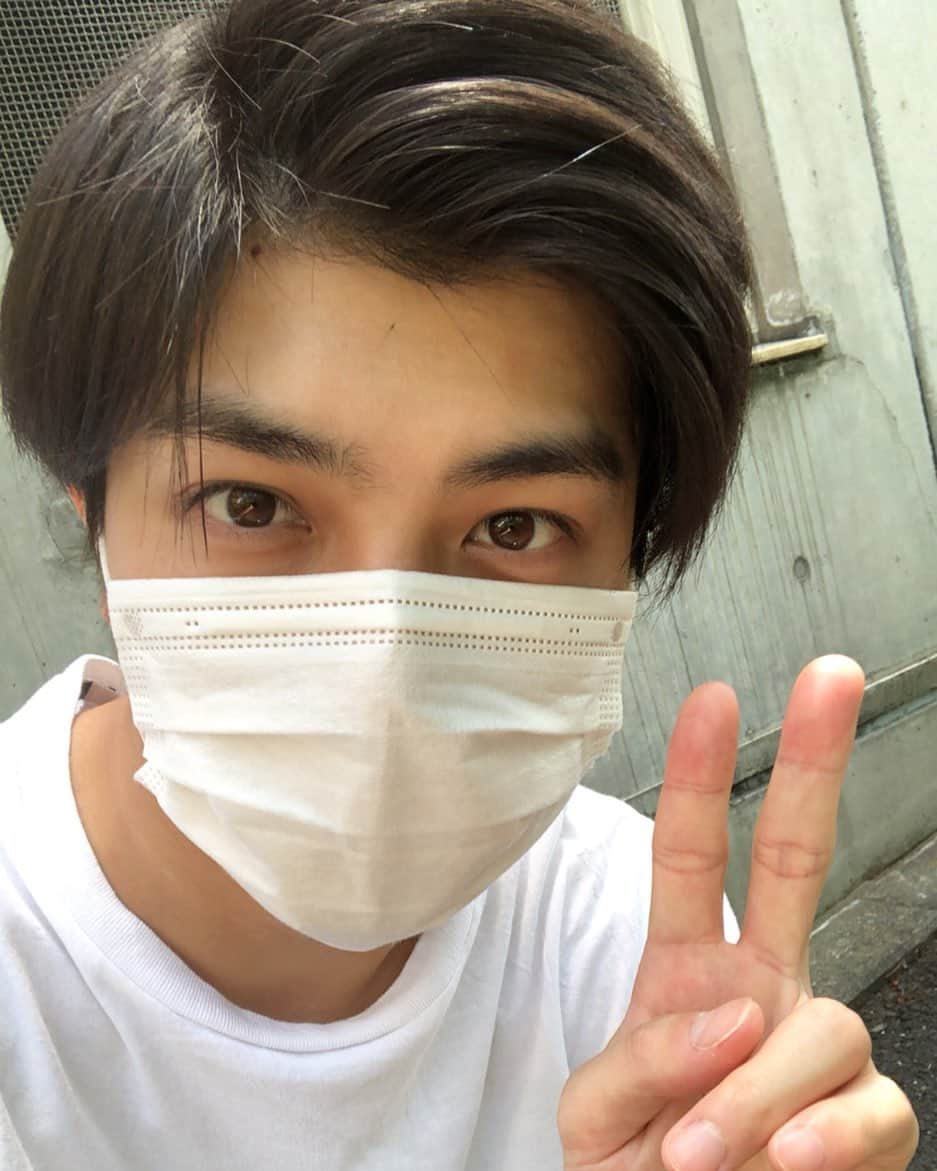 桜木那智のインスタグラム：「マスクピース✌️ 近い近い近い。笑 もう暑いです。 皆さん体調に気をつけてくださいね。」