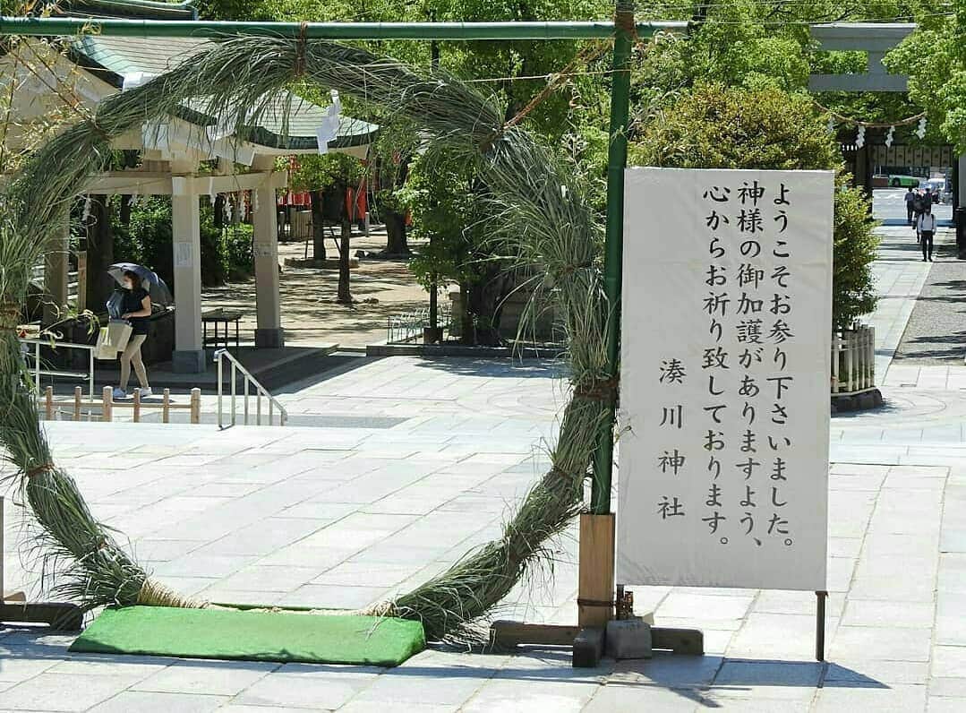 兵庫県さんのインスタグラム写真 - (兵庫県Instagram)「兵庫県公式インスタグラム『love_hyogo』です。  love_hyogoでは皆さんが#lovehyogo のハッシュタグを付けて投稿していただいた写真を紹介をさせていただきます。  本日のピックアップは @hal.no さんのお写真です👑 ハッシュタグをつけての投稿ありがとうございます🙏  写真は、神戸市中央区の湊川神社に設置された茅の輪です😊  茅の輪を見ると、今年ももう半年経つのかー！と時間の経過の早さに毎年驚きます😅💦 例年だと6月30日の夏越の大祓の前に設置される茅の輪ですが、今年は境内の密集を避けながら、より多くの人に参拝してもらうために例年より約3週間早く設置されたようです✨  夏越の大祓は、半年分の穢を落とす行事で、この後の半年の健康と厄除けを祈願します。 大きな茅の輪を8の字形にくぐることで病気や災いを免れることができるとされています。 新型コロナウイルス感染が終息するよう願いを込めて参拝しようと思います😊🌿 兵庫にまつわる投稿は#lovehyogo のハッシュタグをお願いします👈  #兵庫県#兵庫#lovehyogo#love_hyogo#photooftheday#followme#神戸市 #神戸市中央区 #湊川神社 #楠公さん #夏越の大祓 #夏越の祓 #茅の輪 #茅の輪くぐり #無病息災 #自慢したい兵庫の景色 −−−−−−−−−−−−−−−−−−−−−−−−−−−−−−−−−−−−−−−−−−−−−−−−−−−−−−−− 兵庫県では、新型コロナウイルス感染拡大を予防する『ひょうごスタイル』（📍3密（密閉、密集、密接）の回避📍身体的距離の確保📍マスクの着用等）の推進のご協力をお願いしています。」6月12日 16時40分 - love_hyogo