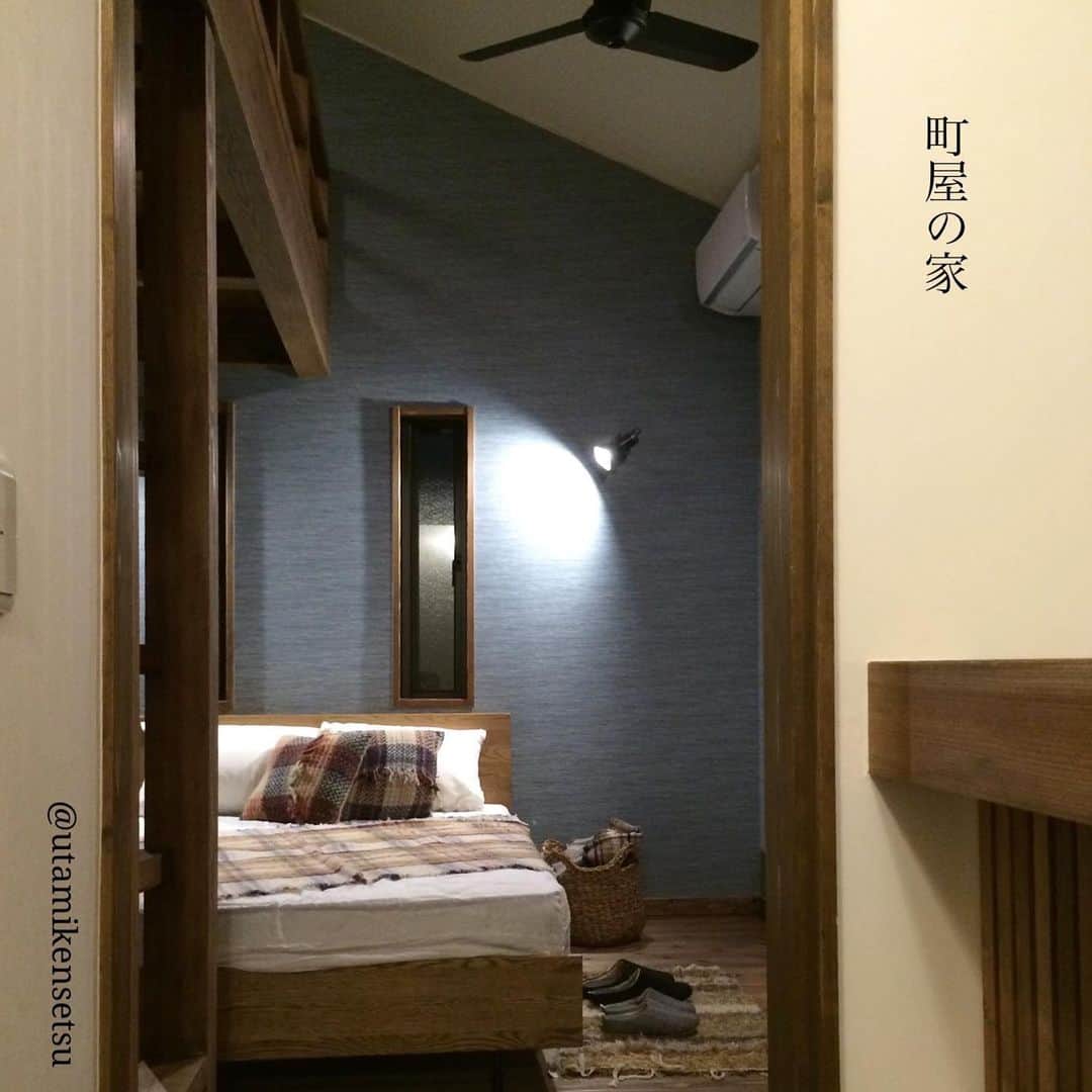宇田見建設さんのインスタグラム写真 - (宇田見建設Instagram)「『町屋の家』寝室﻿ ﻿ シックな濃紺のファブリック調のクロスで﻿ 落ち着いた雰囲気の寝室に仕上げました。﻿ ﻿ 住まわれる方のご希望に応じて寝室のデザイン（コーディネート）も変えています。﻿ 『寝室は明るく爽やかで清潔なコーディネートをお願いしたいです。』﻿ 『落ち着いた雰囲気重視で仕上げてほしい。』﻿ 『濃いクロスの色を敢えて使ってみたい。』﻿ など、お部屋へのこだわりや好みは人それぞれ。﻿ ﻿ 色々なデザインやコーディネートもご相談に応じます。﻿ 宇田見建設﻿ @utamikensetsu  http://utamikensetsu.com﻿ 088-845-8100 #宇田見建設 #宇田見建設オリジナル #町屋 #新築一戸建て #古民家 #寝室 #ベッドルーム #整理収納アドバイザー #インテリア #高知 #工務店」6月12日 16時49分 - utamikensetsu