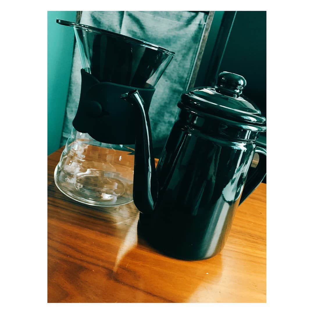 長田成哉のインスタグラム：「コーヒー飲み始めてからずっと使ってたHARIOの赤いコーヒーサーバーが、この新しい黒のサーバーきて箱開封した直後に片付けてたククサ降ってきて割れちゃって、自動的に世代交代。キャンプ用にしようとしてたのに結構凹んだ。。 BLKPのホーローポット タイムセールだったから 色合わせて買った。」