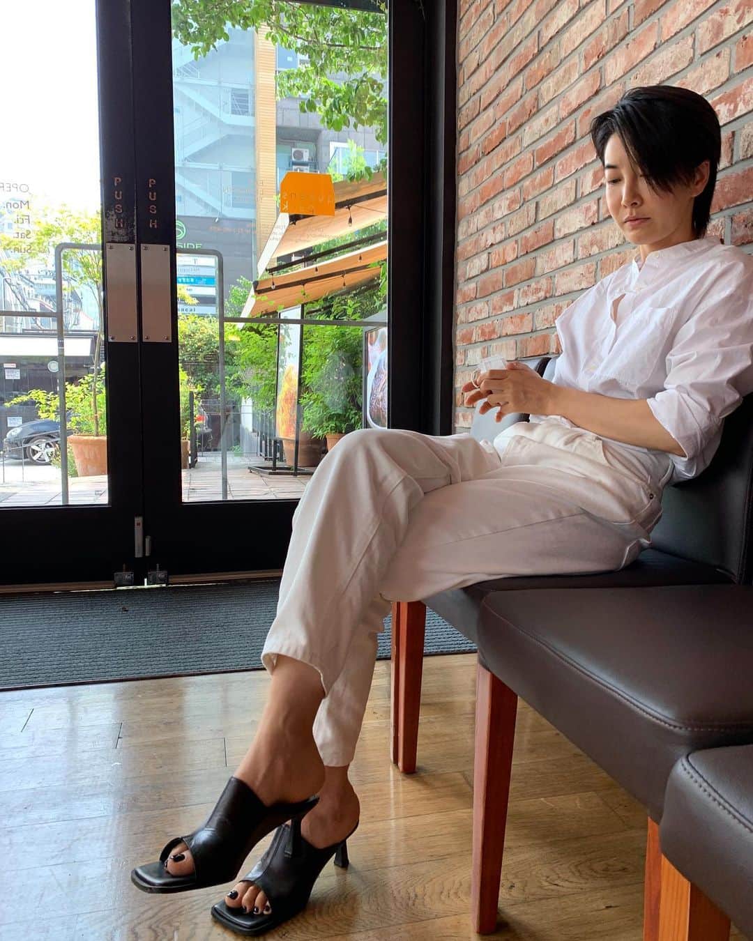 チン・ソヨンのインスタグラム：「. 백년만에 나들이  백년만에 도촬 (촬영용마스크아웃)  #다들잘된다니좋다🙏🏻」
