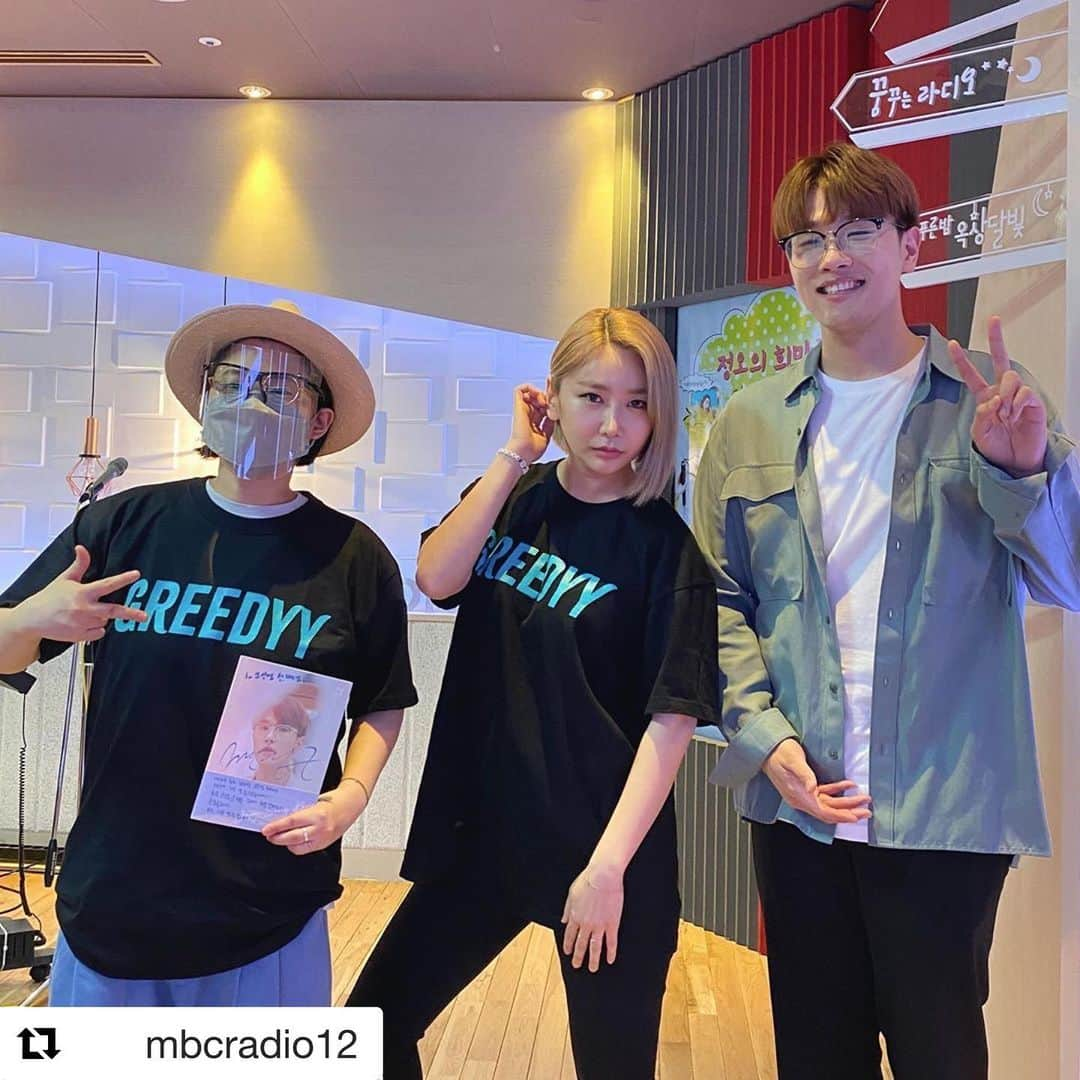 Brown Eyed Girlsさんのインスタグラム写真 - (Brown Eyed GirlsInstagram)「#Repost @mbcradio12 with @get_repost ・・・ 속이 뻥 뚫리는 파워 보컬 두 분! #제아 #전상근 씨와 함께 했어요 ~ 💙 센 누나들 사이에서 눈치보는 막내동생 같은 상근씨 ,, 하지만 노래실력은 이보다 셀 수 없어요 🔥 신곡 #사랑은지날수록더욱선명하게남아 많이 들어주시구요! - #브아걸 리더에서 솔로로 돌아온 #제아 씨! 무려 #아이유 작사 #문별 피처링의 #Greedyy 말 다했잖아요 이 조합 ,, 😭💚 오늘 저녁 6시에 공개되니까 스밍 스밍!!! . . . #김신영 #둘째이모김다비 #정오의희망곡김신영입니다 #제아 #greedyy #전상근 #사랑이란멜로는없어」6月12日 16時59分 - browneyedgirls_official