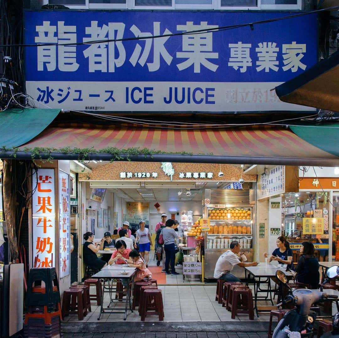 HereNowさんのインスタグラム写真 - (HereNowInstagram)「Taipei's iconic shaved ice shop, Long Du Bing Guo Zhuan Ye Jia has been beloved by the locals since their opening in 1920! Shaved ice with milk and barley is a must eat😋🍧 * 創業100周年。台北・龍山寺近くの老舗かき氷屋『龍都冰果専業家』は贅沢なリフレッシュ体験を味わえるスポット  #herenowcity #herenowtaipei #travelholic #travelawesome #traveladdict #igtravel #dailyfoodseeker #hypefeast #instafood #footfetishnation #foodfluffer #storefrontcollective #맛집 #여행스타그램 #travelstagram #かき氷 #taipei #台湾 #台北 #台北旅行 #exploretaiwan #taiwangram #台灣 #早午餐 #美食 #tastyfood #小吃 #食記 #古早味 #吃貨人生」6月12日 16時59分 - herenowcity