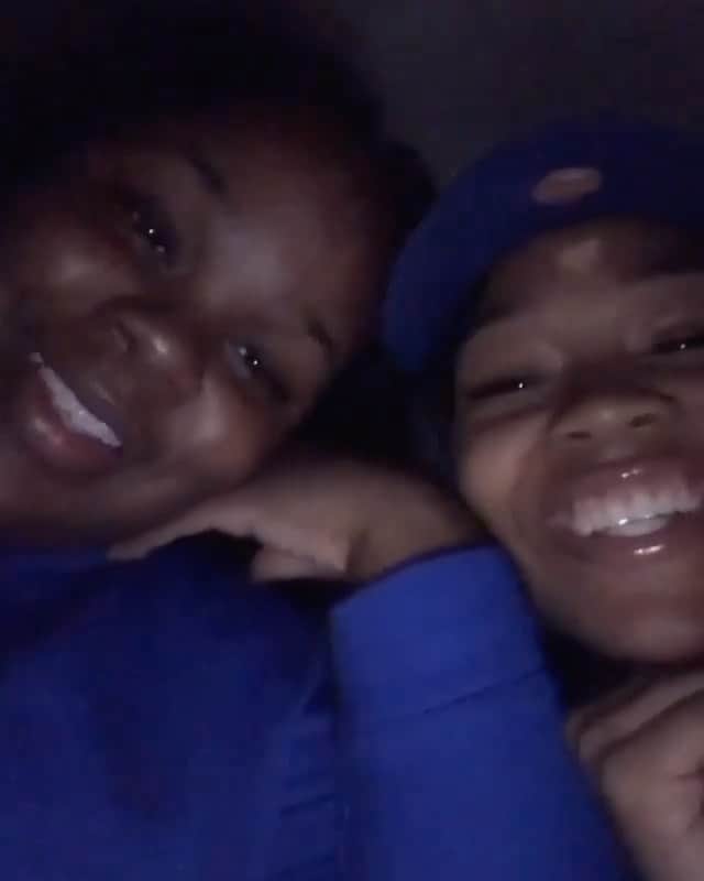 のインスタグラム：「This is a video of #BreonnaTaylor and her little sister just living their lives. Breonna is one of many Black people in America who have been senselessly killed by police officers. The officers who broke into her house while she was sleeping and shot her eight times, STILL have not been arrested. It’s unacceptable and it breaks my heart. 💔 ⠀ ⠀ While we mourn with her family and the rest of the country, please #SayHerName... Make noise, make phone calls, and demand justice. ⠀ ⠀ America has A LOT of work to do - so I made a to-do list. Swipe, and share it, tweet it, scream it, sing it, print it out, send it to your friends. Whatever you can do. Let’s get going ✔️📲 More in my bio 🙏🏼」