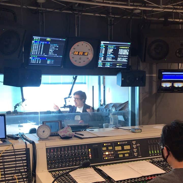 のインスタグラム：「Gooooooood morning! 医療関係者と私たちの生活を支えてくださるみなさんに心から感謝 👏🏻👏🏼👏👏🏽👏🏾👏🏿Put your hands together 👏🏿👏🏾👏🏽👏👏🏼👏🏻そして、この試練と対峙する全てのみなさんをリスペクト！We are all #UNITED. Spread Love❣️ & Peace🕊  #ありがとう #感謝 #thankyou #handstogether813 #jwave #81.3 #tokyounited #love #peace #ジョンカビラ #jonkabira」