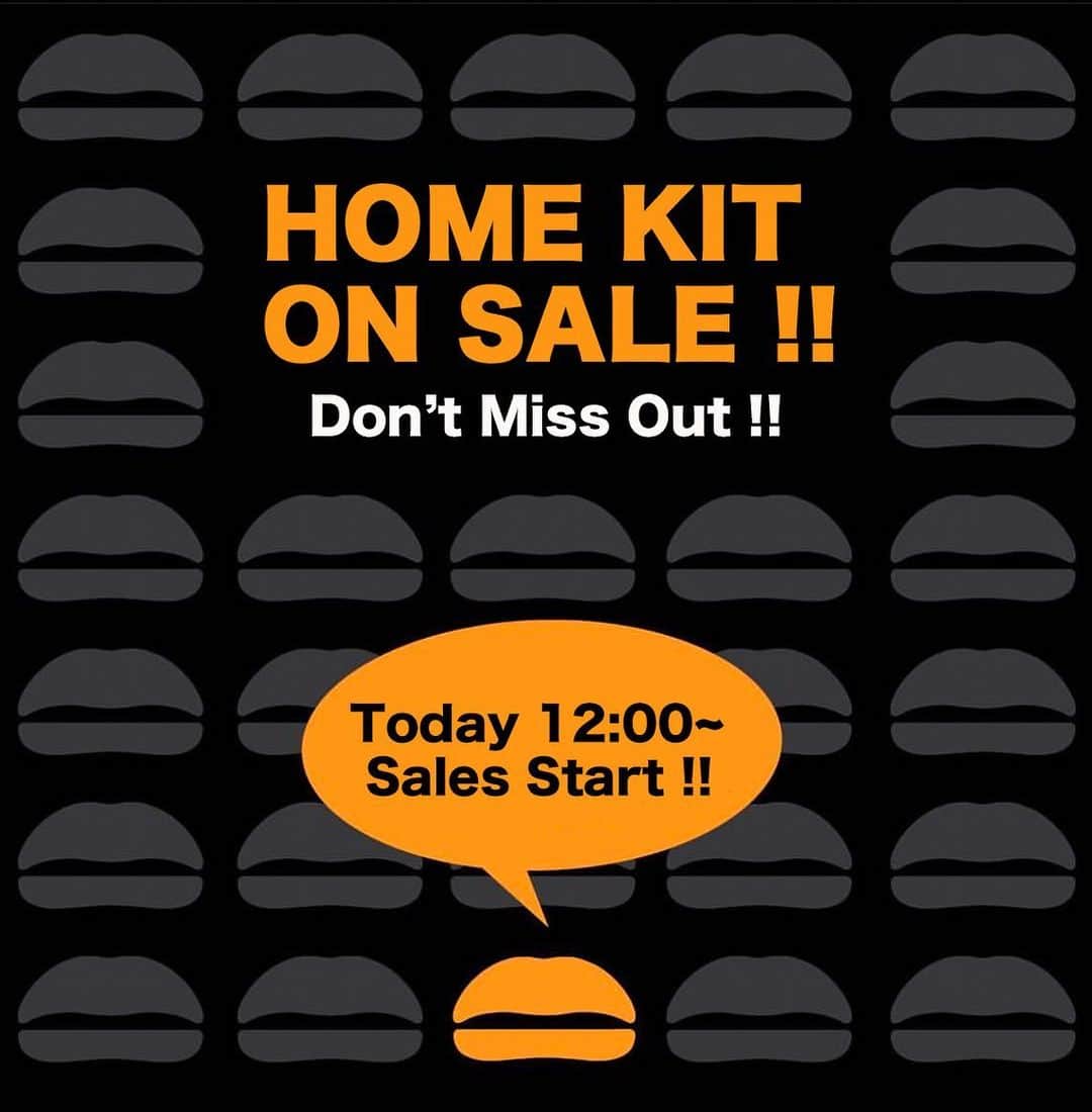 のインスタグラム：「. UMAMI BURGER HOME KIT 🍔の第三弾が本日12:00 より受付開始です❗️ . 今回のUMAMI BURGER🍔HOME KITは、第一弾で大好評頂いた「ウマミバーガー」です❗️ 不動の1番人気として君臨する、テイスティーなバーガーです✨ . 店舗で使用している材料とレシピを惜し気もなくそっくりキットにしてありますので「お店の味」をおうちで再現出来ますし、思い通りのトッピングも自由に出来ちゃいます❗️😊 . １セット４食分￥4,180(税抜）＋送料 です、お見逃し無く❗️ . お申し込み、詳しい内容は下記オフィシャルHPまで❗️ http://www.umamiburger-online.jp/ .  #StayHome #StaySafe #おうち時間 #おうちごはん #おうちで作る #こどもと作る #おうちランチ #おうちディナー #おうちで過ごそう #ウマミバーガー #ホームキット #homecooking #homemade #homekit #umamiburgerjpn #umamiburger #umamiburgerhomekit #ウマミバーガー青山店 #aoyama #omotesandou #InstaFood #グルメバーガー #グルメランチ #バーガー #food #foodie #deri #foodgram」