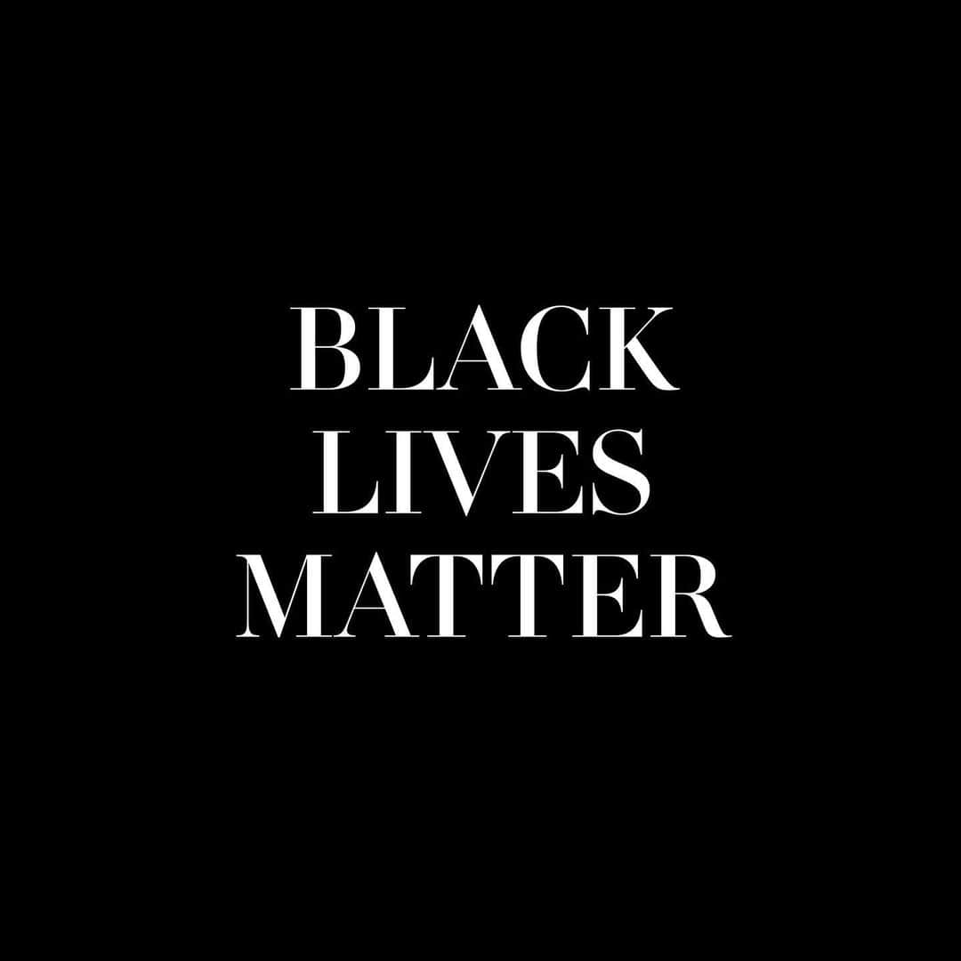 ドゥラメールのインスタグラム：「La Mer stands in solidarity with the Black community, our Black employees and Black consumers, and we have taken a critical look at how we can be better allies in the fight against systemic racial injustice.⁣⁣⁣⁣⁣ ⁣ We recognize we have much more work to do to ensure true representation is a reality at La Mer. Some of these actions will be immediate while others will be long-term ... but all will be impactful.⁣ ⁣ As a first step, La Mer will be making a donation to @RaceForward, supporting the organization’s mission to catalyze movement building for racial justice. In partnership with communities, organizations and sectors, Race Forward builds strategies to advance racial justice in our policies, institutions, and culture.⁣ ⁣ We are also making key structural changes, including:⁣⁣⁣⁣⁣ • Increasing diversity in talent recruitment and professional development and advancement for our Black employees, including our internship and mentorship programs⁣⁣⁣⁣⁣ • Amplifying the voices of our Black employees through our Inclusion & Diversity Taskforce⁣⁣⁣⁣⁣ • Increasing Black representation in our Marketing campaigns, including talent casting, influencer partnerships and end-to-end Creative process⁣⁣⁣⁣⁣ • Accelerating our efforts to better understand Black skincare needs through consumer insights and testing so we can create products that meet our Black consumers’ demands⁣⁣⁣⁣⁣ • Providing additional mandatory inclusion and diversity trainings for employees⁣⁣⁣⁣⁣ ⁣ We recognize that this is only the beginning. We encourage the ongoing dialogue and will continue to listen, learn and demonstrate our pledge to create meaningful change for the long-term.」