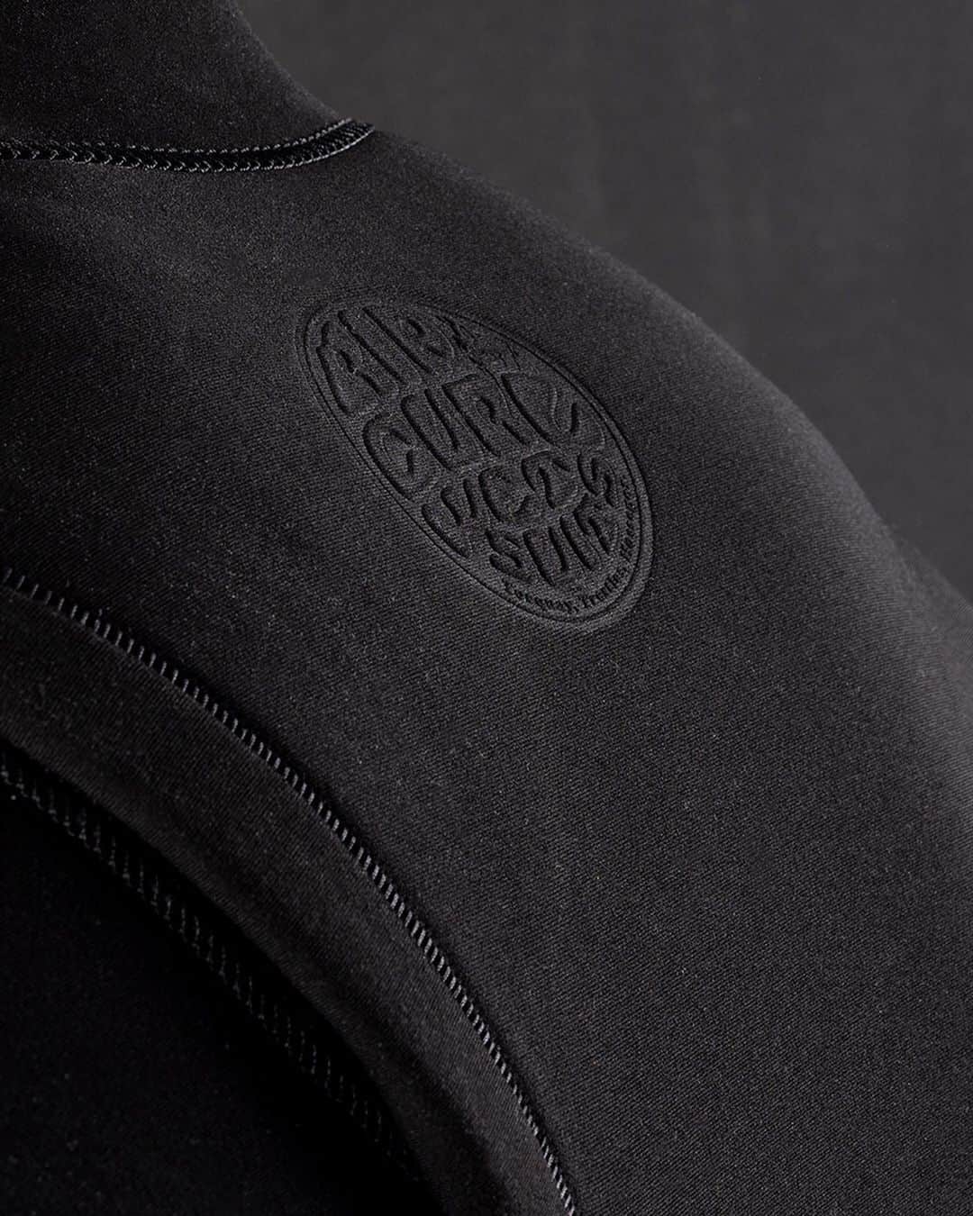 リップカールさんのインスタグラム写真 - (リップカールInstagram)「The pinnacle of wetsuit technology. #Ebomb ⠀⠀⠀⠀⠀⠀⠀⠀ 25% more stretch and 10% lighter than E6 neoprene. A single, unrestricted, seamless upper panel creates unparalleled performance and comfort from wrist to wrist.」6月12日 8時21分 - ripcurl