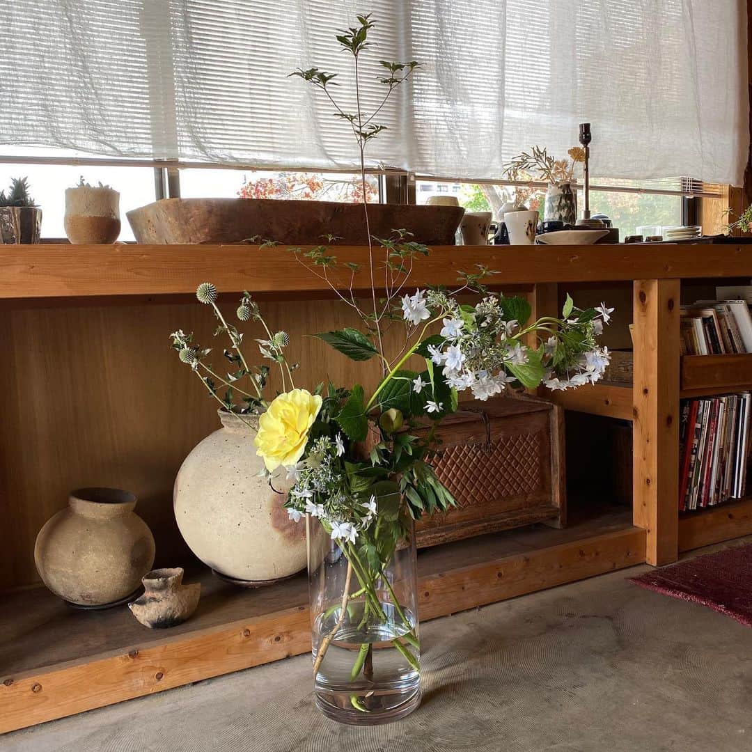 武藤乃子さんのインスタグラム写真 - (武藤乃子Instagram)「💐 初夏のインテリアアレンジ。 大きく生けて、インテリアのような存在感に。  枝物は動きやすいので、カタチを作るのが難しい😱  翌朝には芍薬が満開でした💐 お花だけ持ち帰るので、花器も違うしレッスンと同じアレンジにはなりませんが、今回は長男が甚く気に入っていました。ボリュームがあって好みだったらしいです。  #フラワーレッスン #フラワーアレンジメント  #お花のある暮らし  #お花のある生活  #花のある暮らし  #花のある生活  #大人の習い事 #生花」6月12日 8時36分 - muto_noriko.11