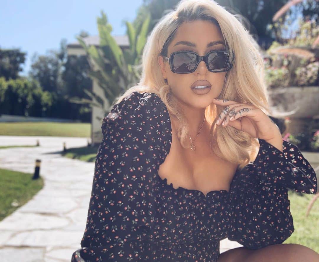 Chrisspyのインスタグラム：「Keep grinding, keep shining ✨ Not gunna lie the pavement had my cheeks real toasty in this heat but I did it for the gram 🤣🥵 Dress: @misslolaofficial  Necklace: @iriemicollection  Sunglasses: @quayaustralia #chrisspy #ootd #misslola #misslolacurve #iriemicollection #quayaustralia」