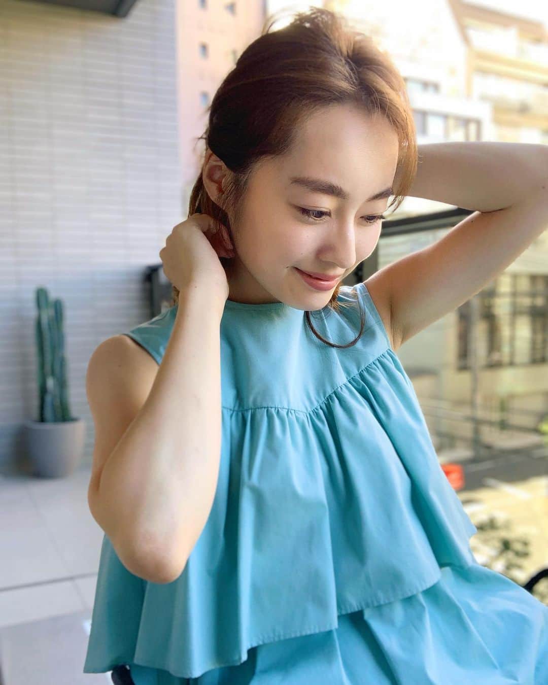 小祝麻里亜のインスタグラム：「今日は暑くなりますね😖☀️熱中症、コロナウイルス、どちらにも気をつけて良い週末になりますように💞  2枚目はあまりの暑さに、一時停止ボタンをふいに押されたような、間の抜けた顔になってる。笑  tops. @seventenbymihokawahito ＿＿＿＿＿＿＿＿ #outfit #coordinate #look #instafashion #셀스타그램 #얼스타그램 #코디 #스타일링 #데일리 #데일리룩 #오오티디  #トップス #ベランダ」