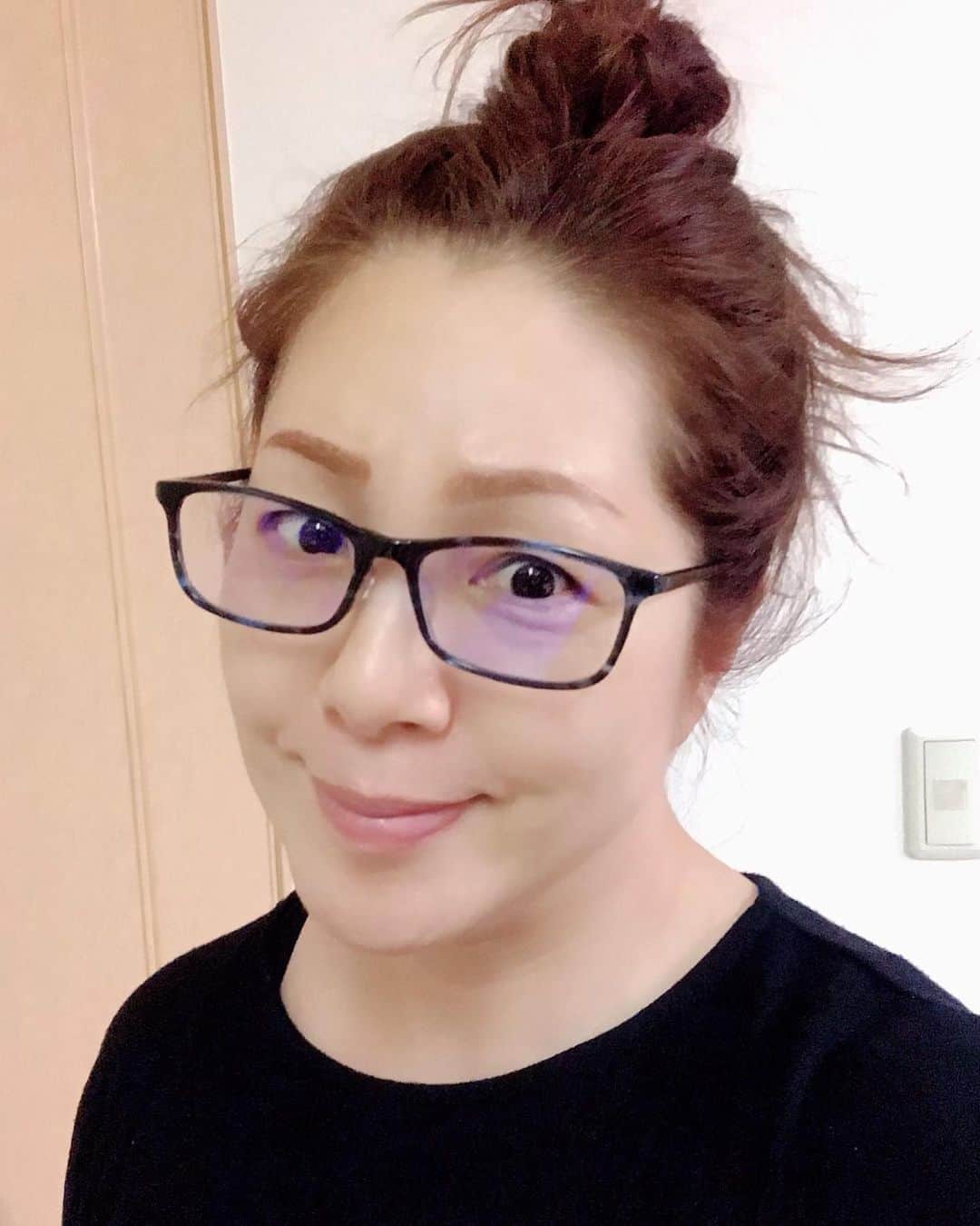 井上貴子のインスタグラム：「おnewメガネーー👓  丸いのと四角いのと 選べず…… 2つ作った！  乱視が酷くて 今までのが合わなくなっちゃって。  みなさん^ ^ 突然の雨気をつけてーー^ ^  Happyで^ ^  #井上貴子  #LLPWX #女子プロレス #紅緒と柊音 #トイプードル #メガネ #コロナ対策に携わる皆様に感謝 #イチナナ配信本日20時から #感謝 #STOPCOVID19」