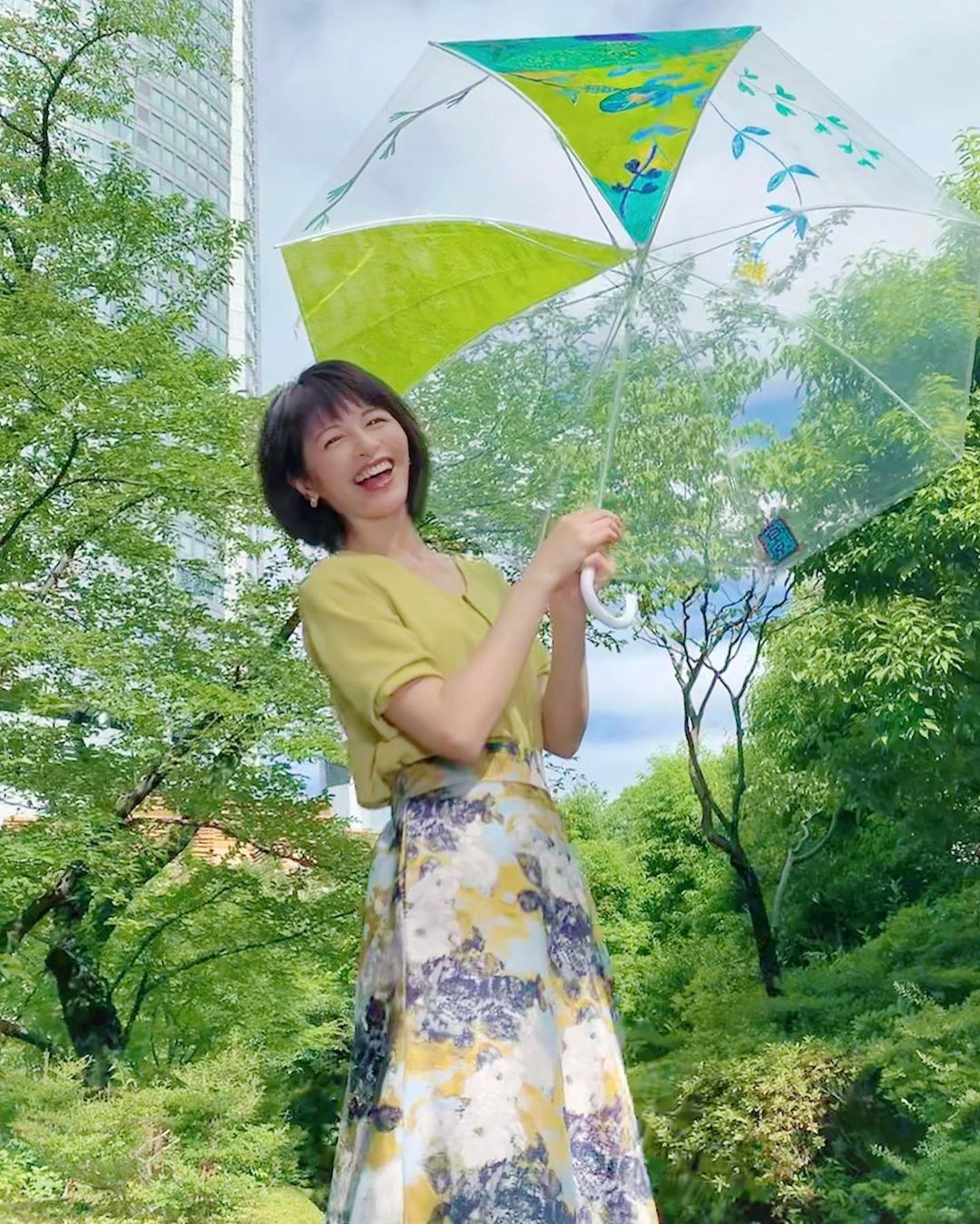 太田景子さんのインスタグラム写真 - (太田景子Instagram)「今朝もグッド！モーニングをご覧いただきありがとうございました。  本日ご紹介した傘アート☂️🌈昨日２時間かけて完成させました😊  最近降りた駅の柱のデザインをお手本に、現代版ゴッホになりきって夢中で書き上げた世界に一つだけの傘です💕」6月12日 9時29分 - keiko_ota1121