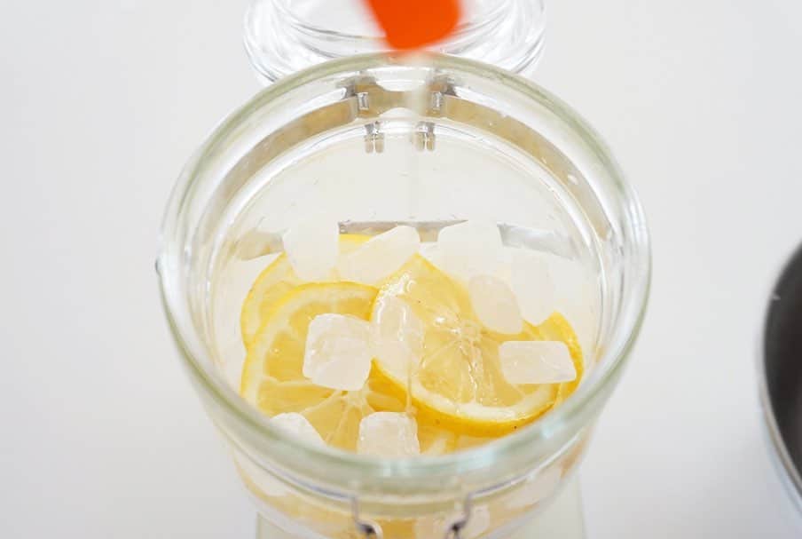 kao. さんのインスタグラム写真 - (kao. Instagram)「6/12 #レモンシロップ スーパーで国産レモンを２つ買えたので レモンシロップ作り🍋 ・ 国産のものは皮付きのまま。 追加した輸入レモンは皮を取って入れました😊 ・ 氷砂糖に、はちみつもプラス🍯✨ ・ すぐにシロップがあがってきて 瓶の観察が楽しい。 ・ ・ レモンスカッシュ レモンかき氷 レモンサワー ・ 暑い日にいただいたら美味しいだろうな〜💓 ・ 仕上がりが楽しみです。 ・ ・ ・ #レモンシロップ作り#ラバーゼ#柳宗理#セラーメイト#季節を楽しむ#暮らしを楽しむ#キッチン道具#キッチンツール#台所風景」6月12日 9時31分 - kao_kurashi