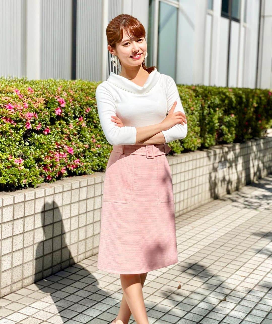 谷尻萌さんのインスタグラム写真 - (谷尻萌Instagram)「おはようございます😊 お台場は、蒸し暑くて空気がまとわりつくような朝やったよ💦 10分くらい日差しを浴びただけでも 汗だくになったで😂  昨日は九州北部から東北南部まで梅雨入りしましたが、今日は関東から西は不安定なお天気やで！☔️ 午後は内陸を中心に急な雨や激しい雷雨に注意してな！⚡️ 今日もこまめに水分をとったり、休憩をしたりしてしっかり熱中症対策をしてな☺️👌 ほな今日も一日頑張りましょう😇💪 #めざましテレビ　#金曜日　#お天気キャスター #セントフォース　#谷尻萌　#タイトスカート #ポニーテール　#今日はかっこいいポーズ✨」6月12日 9時43分 - tanijiri_moe