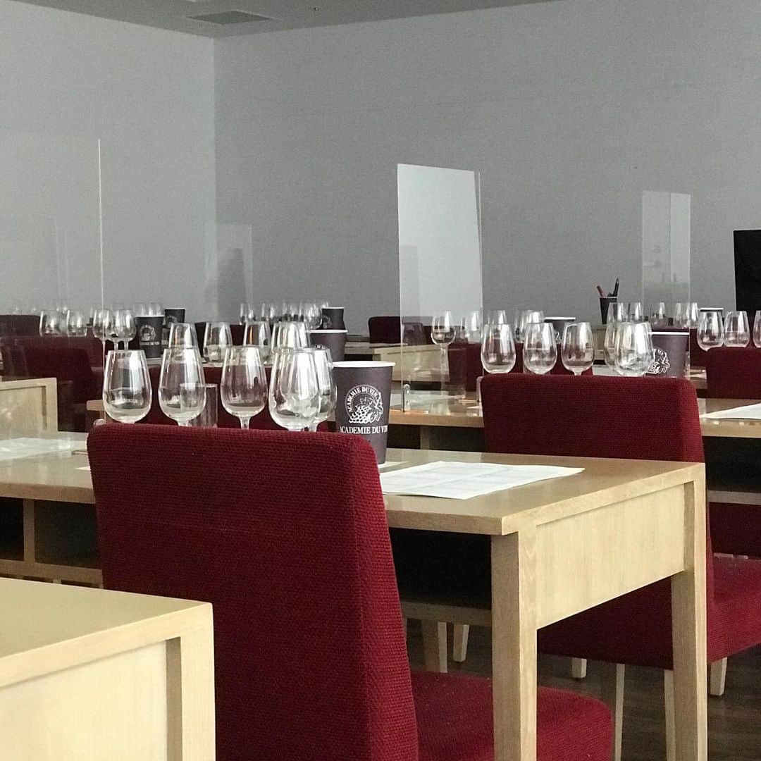 アカデミー・デュ・ヴァン Academie du Vinのインスタグラム：「飛沫飛散防止のため、テーブルにはパーティションを設置しています😷」