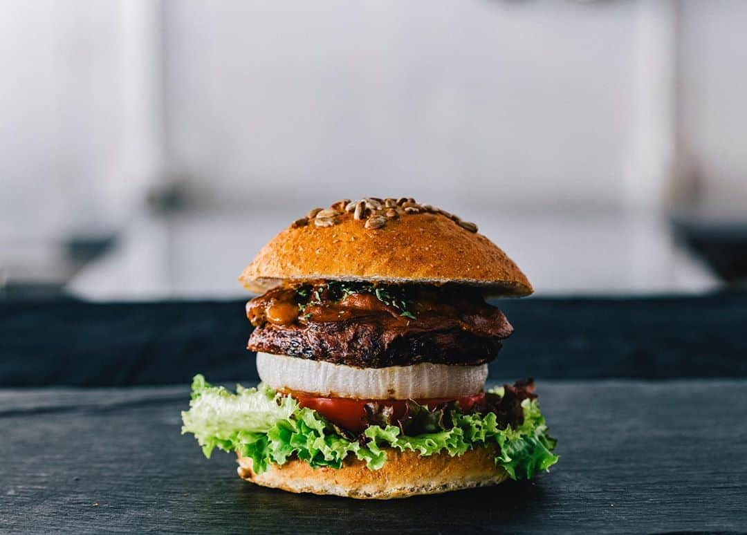 ORGANIC TABLE BY LAPAZのインスタグラム：「PLANTS BURGER "LAPAZ BURGER -MUSHROOM GRAVY SAUCE -  こんにちはLAPAZです！ 今日ご紹介するメニューは 「ラパスバーガー」  植物の持つ力を最大限に活かし、ジューシーな食感。深みのある味わい。 マッシュルームがたっぷりはいって美味しいグレイビーソースとフレッシュな野菜の美味しさを、自家製の手ごねパンの美味しさをお楽しみ下さい！  営業時間 WED-SUN 11:00〜OPEN 18:00 FOOD LAST ORDER 19:00 CLOSE ＊全て手作りの料理のため、料理はなくなり次第終了となります。予め、ご了承下さいませ。  今日も気持ちの良い天気に恵まれた一日がスタート！ 素敵な1日をお過ごし下さいね！ HAVE A NICE DAY!  photo by @a28photo  #organictablebylapaz  #LAPAZBURGER #plantsburger  #veganburger  #plantbased  #vegantokyo #tokyovegan #homemade #qvevri #Georgiawine #vinnature  #craftbeer  #organiccoffee  #ORGANICFOOD」