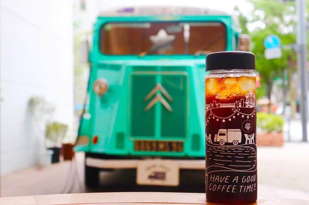 のインスタグラム：「. @amazing_coffee_official ・・・ ⛴YOKOHAMA  BAY 3rd Anniversary!!🌱 . お待たせいたしました‼️🙇‍♂️ . YOKOHAMA BAY WITH LIVE LOVE LAUGH 3周年を記念したITEMのお知らせです🙌✨ 全て2020年6月16日(火)12:00〜、AMAZING COFFEE ONLINEにて販売です☺️☕️ . 横浜のコンセプトである「都会のOASIS」を少しでも感じていただけると幸いです🌱 . ✡️写真1枚目 【商品名】 アメコのOASISボトル 【価格】 1,500円(税込) . 暑くなってきたこれからの季節に大活躍のクリアボトルが登場！ 横浜店のコンセプトである「都会のOASIS」をモチーフにシトくんが横浜の街並みを走り抜けているデザインです🎡🚙💭✨ 水分補給のボトルとして携帯したり、水出しコーヒーを作って楽しんだり、手軽に使えるボトルとなっています⤴︎⤴︎ ＊サイズ等の商品詳細につきましてはAMAZING COFFEE ONLINE商品ページをご覧ください💁‍♀️ . . ✡️写真2枚目 【商品名】 OASIS BLEND 【価格】 ・100g 1,200円(税込) ・200g 2,000円(税込) . 横浜限定のコーヒー豆「YOKOHAMA BAY BLEND」が「OASIS BLEND」としてPOWER UP💪 🇨🇷コスタリカ、🇵🇬パプアニューギニア、🇧🇷ブラジルの深煎りのBLENDです☕️ ひと口飲むと横浜の風を感じるような、しっかりとしたボディを持ちながらも爽やかなキレがあります✨ . . ✡️写真3枚目 【商品名】 OASIS SET 【価格】 2,700円(税込) . 【内容】 ・アメコのOASISボトル×1 ・OASIS BLEND100g(挽き)×1 ・OASISステッカー×1 ・ORIGINAL COFFEE FILTER(10枚入)×1 . 限定STICKERがついた特別なSET🎁 数量限定となりますので予めご了承ください🙇‍♀️ . . 6月16日(火)当日はアクセスが集中する事が予想されるため、事前にAMAZING COFFEE ONLINE会員登録をおすすめいたします😌✨ プロフィールのURLからCHECK👆 . #AMAZINGCOFFEE #coffee #YOKOHAMABAY #AMAZINGCOFFEEONLINE #AMeCO #アメコ #OASIS #LDHkitchen」