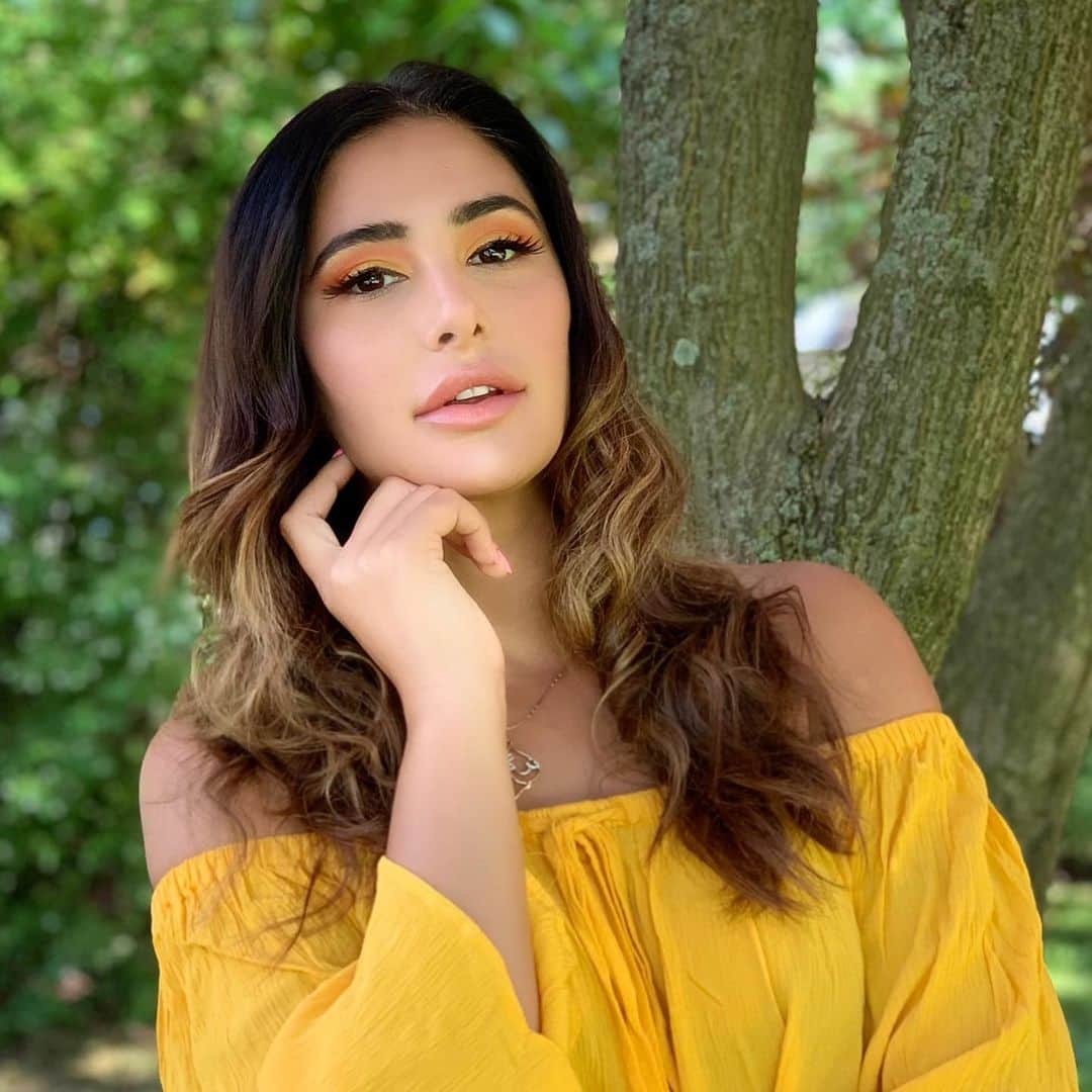 Nargis Fakhri さんのインスタグラム写真 - (Nargis Fakhri Instagram)「Nature is the Art of God. . . . Went to visit @malihajkhan today. Missed getting my hair and makeup done by her so we played dress up. And she took the photos. 📸 . . . . . #newjersey #newyorkcity #playtime #dressup #hair #makeup #getpretty」6月12日 9時49分 - nargisfakhri
