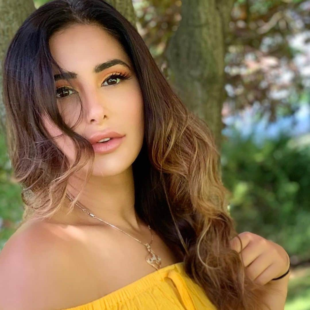 Nargis Fakhri さんのインスタグラム写真 - (Nargis Fakhri Instagram)「Nature is the Art of God. . . . Went to visit @malihajkhan today. Missed getting my hair and makeup done by her so we played dress up. And she took the photos. 📸 . . . . . #newjersey #newyorkcity #playtime #dressup #hair #makeup #getpretty」6月12日 9時49分 - nargisfakhri