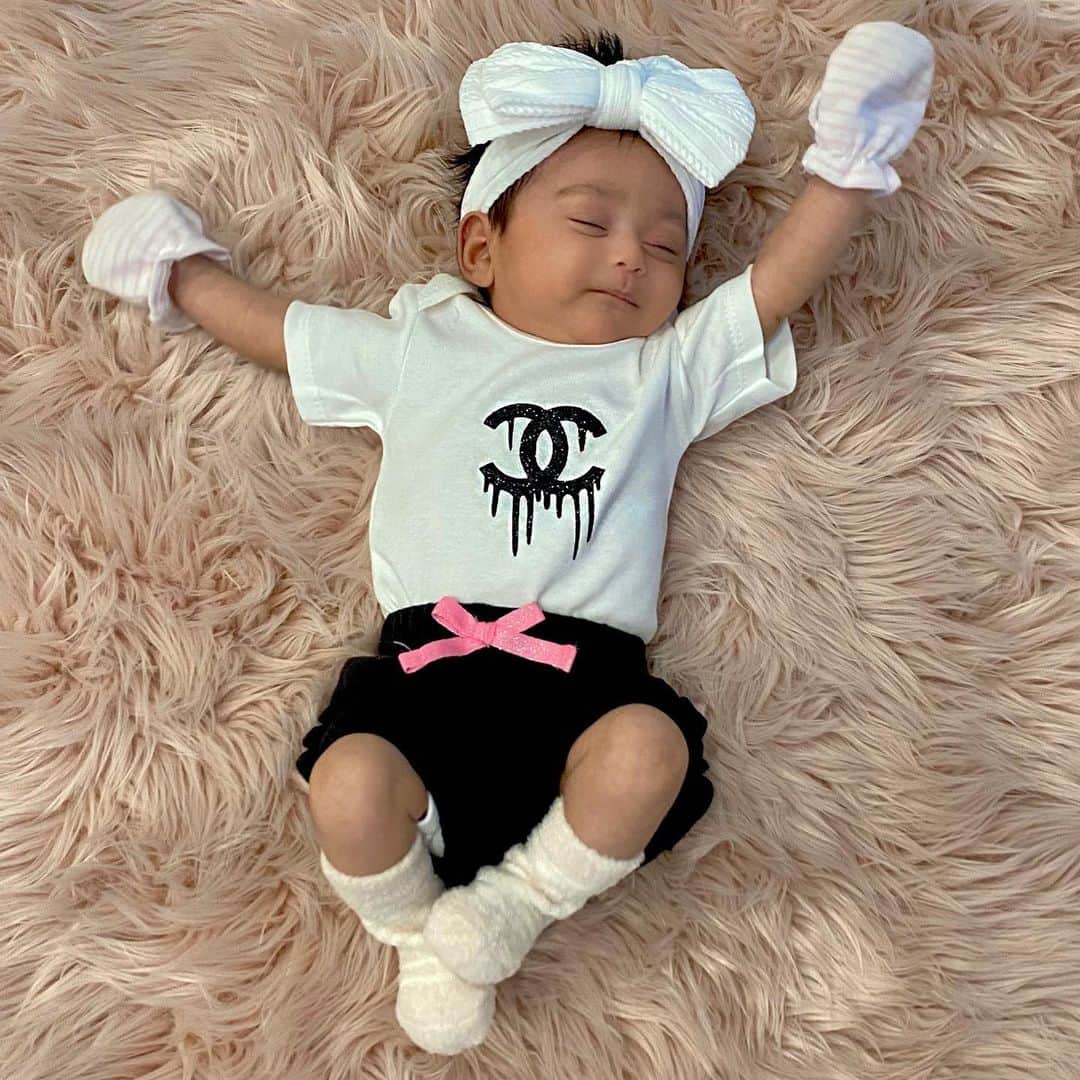 laurag_143のインスタグラム：「My Angel Face Ka-utie Pie  @ella.rose 🎀👸🏻 I can’t believe she will be 6 weeks tomorrow, where does the time go 🥺❤️ #lovebeinghermommy」