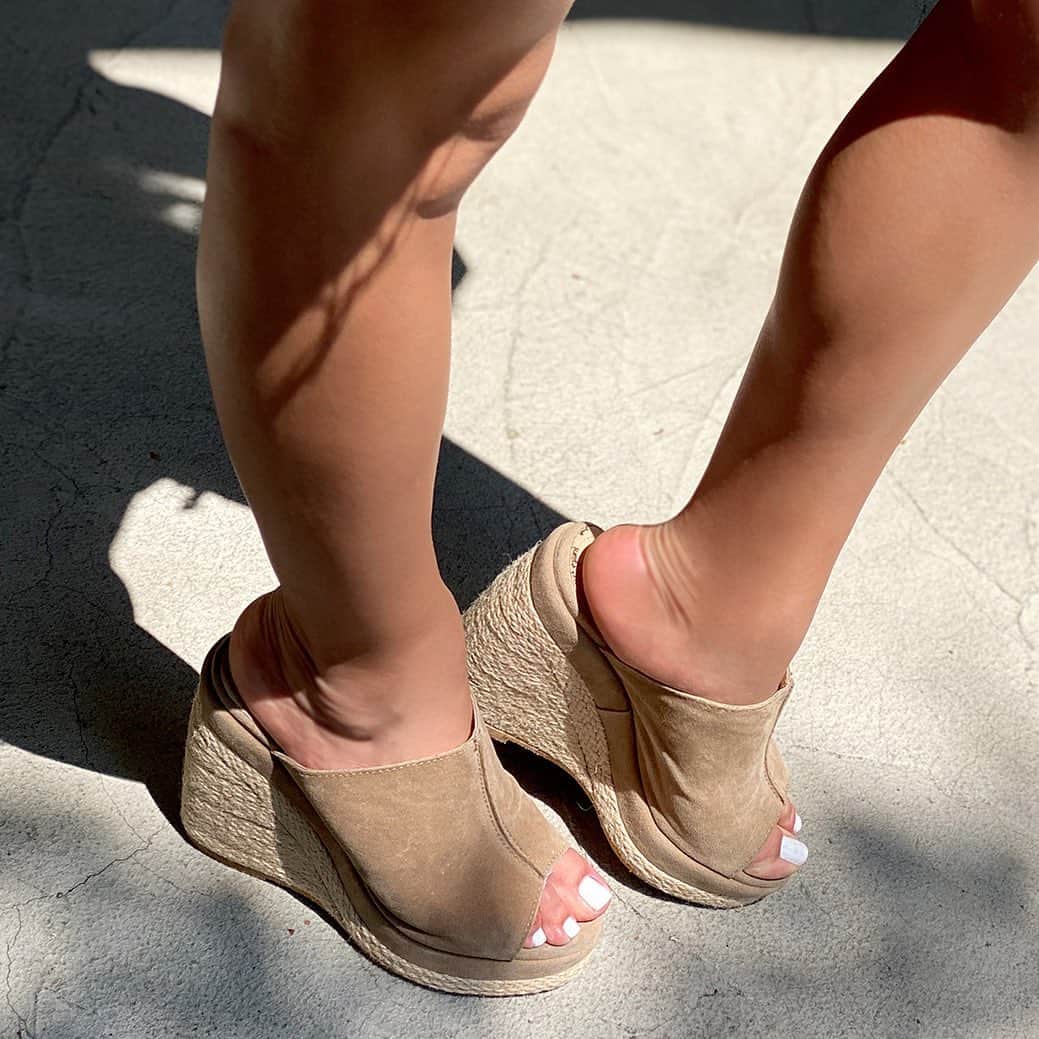 ANELA TOKYOさんのインスタグラム写真 - (ANELA TOKYOInstagram)「BACK IN STOCK👡﻿ ﻿ ﻿ ✔︎ジュートウェッジソールミュール﻿ ﻿ 完売していたサイズ、カラーが再入荷‼️‼️‼️ジュート素材のウェッジソールがポイントのミュール♡﻿ ﻿ ウェッジソールは歩きやすさ抜群っ!!!✨﻿ ﻿ カジュアルコーデには勿論◎﻿ ﻿ キレイ目のコーデにも合わせやすい、﻿ この夏大活躍間違いなしの1足🕊 ﻿ ﻿ ﻿ #new #newarrival #heels #musthave #styleup﻿ #date #datecode #sandals #backinstock﻿ #bestseller #美脚 #anelatokyo」6月12日 9時59分 - anelatokyo