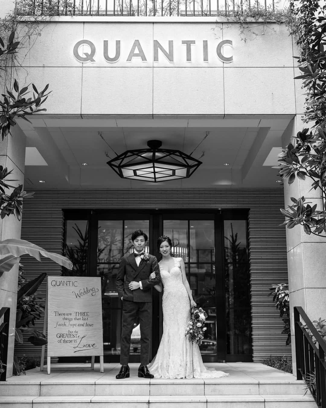 のインスタグラム：「. . . QUANTICリアルウェディング . . I'm always waiting here. . . . #ウェディング #wedding #ウェディングドレス #dress #ウェディングフォト #ウェディングヘア #ウェディングブーケ #福岡花嫁 #福岡婚 #プレ花嫁 #結婚式準備 #花嫁準備 #bouquet #love #marriage #weddingphoto #weddingparty #結婚式レポ #花嫁レポ #卒花 #2021春婚 #2021夏婚 #2020秋婚 #2020冬婚 #福岡のプレ花嫁さんと繋がりたい #marry花嫁 #花嫁ヘア #プロポーズ #ウェディングニュース #前撮り」