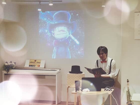 あつひろのインスタグラム：「先日のオンラインイベントの様子です💻✨ 【温泉紅茶☕️×朗読会📕】 #cocodetea #温泉紅茶 #Cafe #オンラインイベント #朗読会 #西野亮廣 #にしのあきひろ #絵本　#えんとつ町のプペル #あつひろ #声優 #ナレーター #吉本興業 #ソーシャルディスタンス #涙活」
